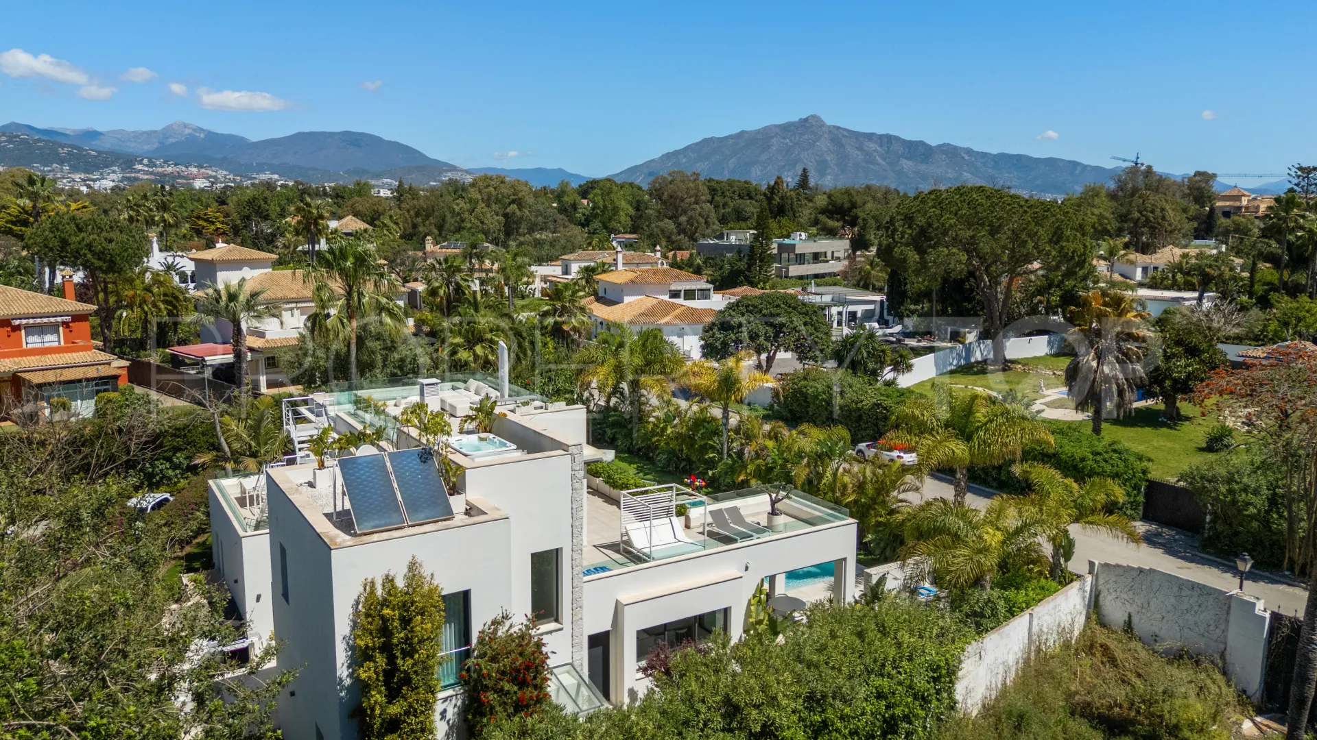 Comprar villa en Estepona Este con 4 dormitorios