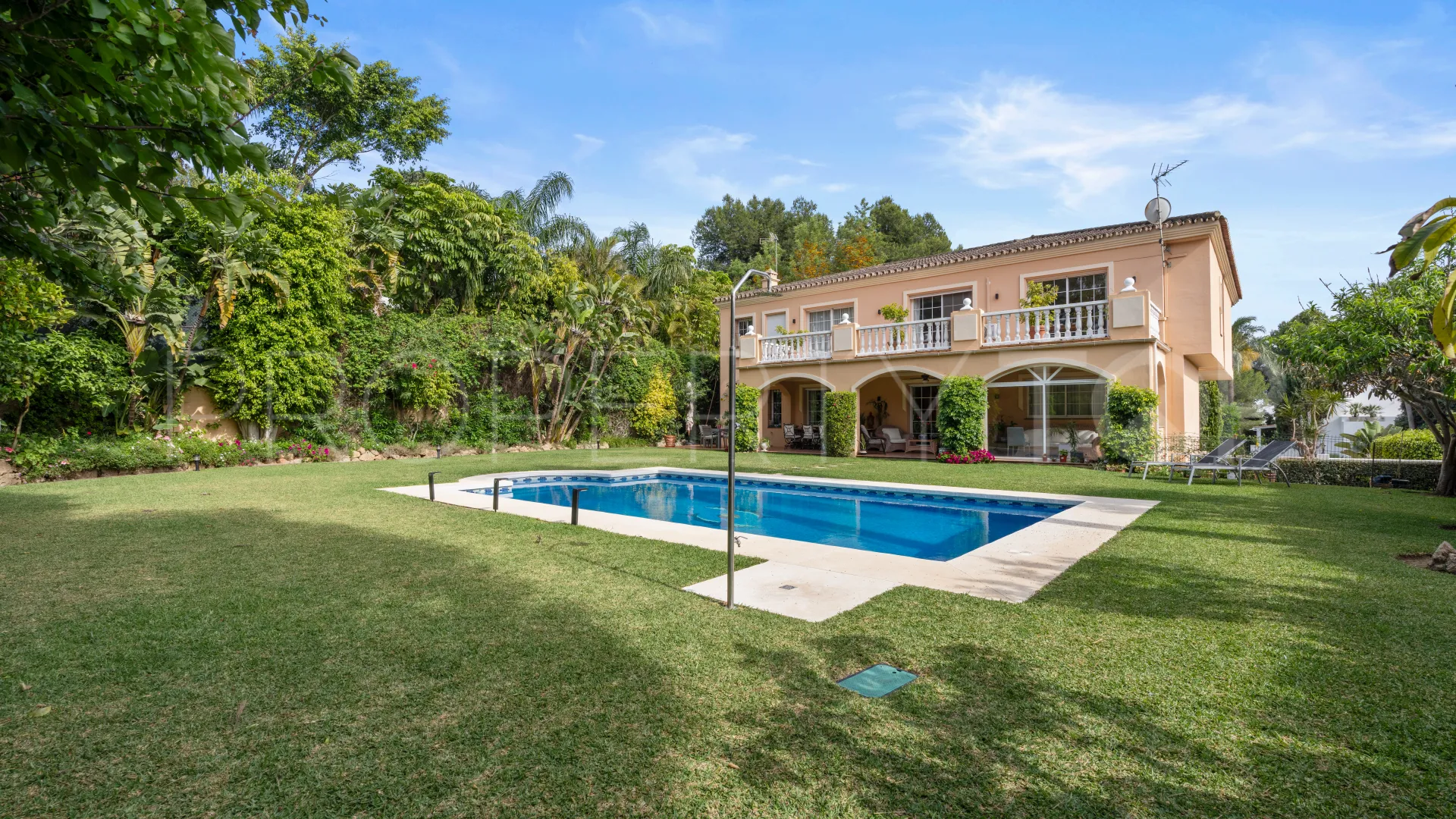 Villa en venta en Nueva Andalucia