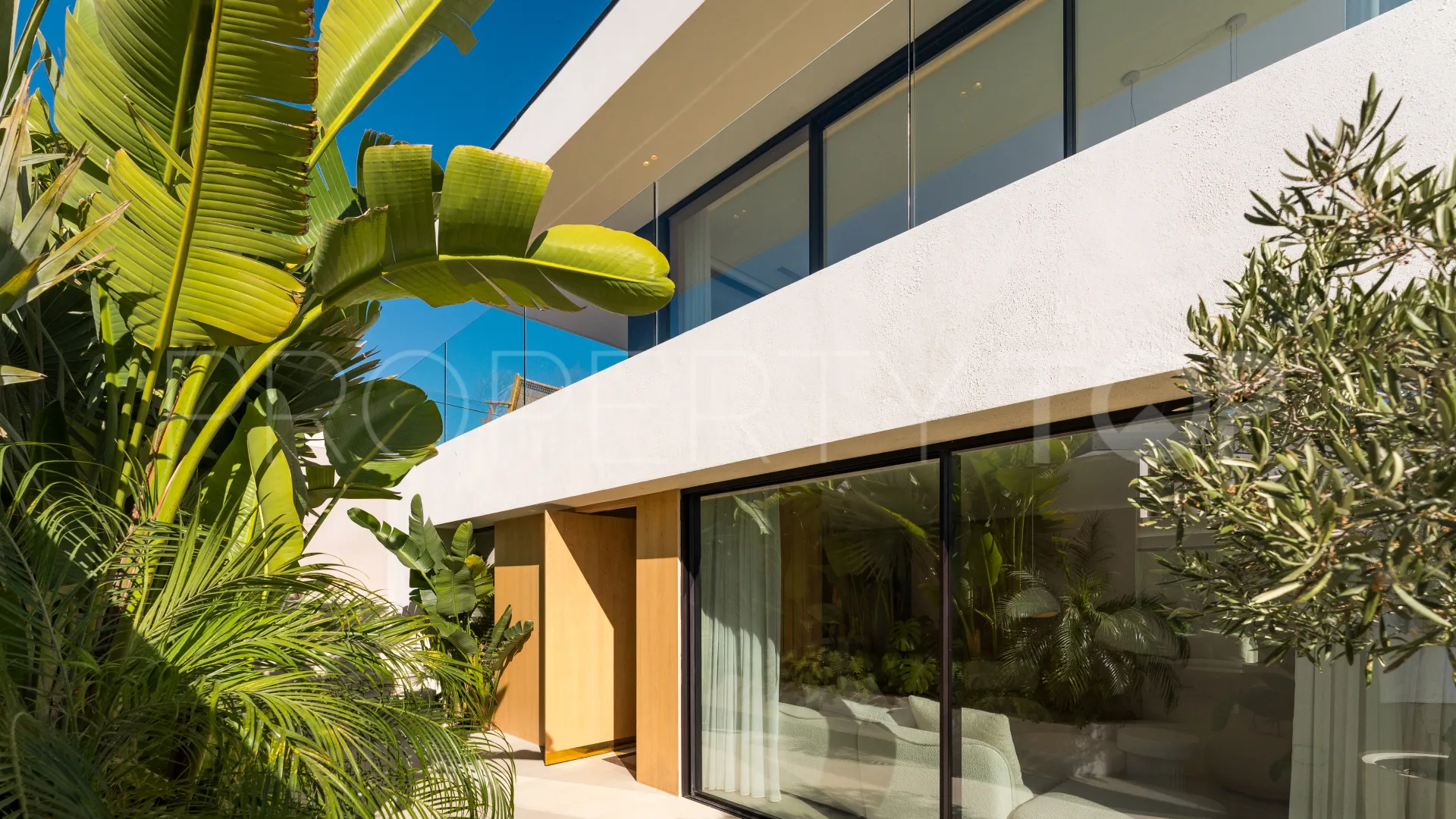 Buy 5 bedrooms villa in Nueva Andalucia