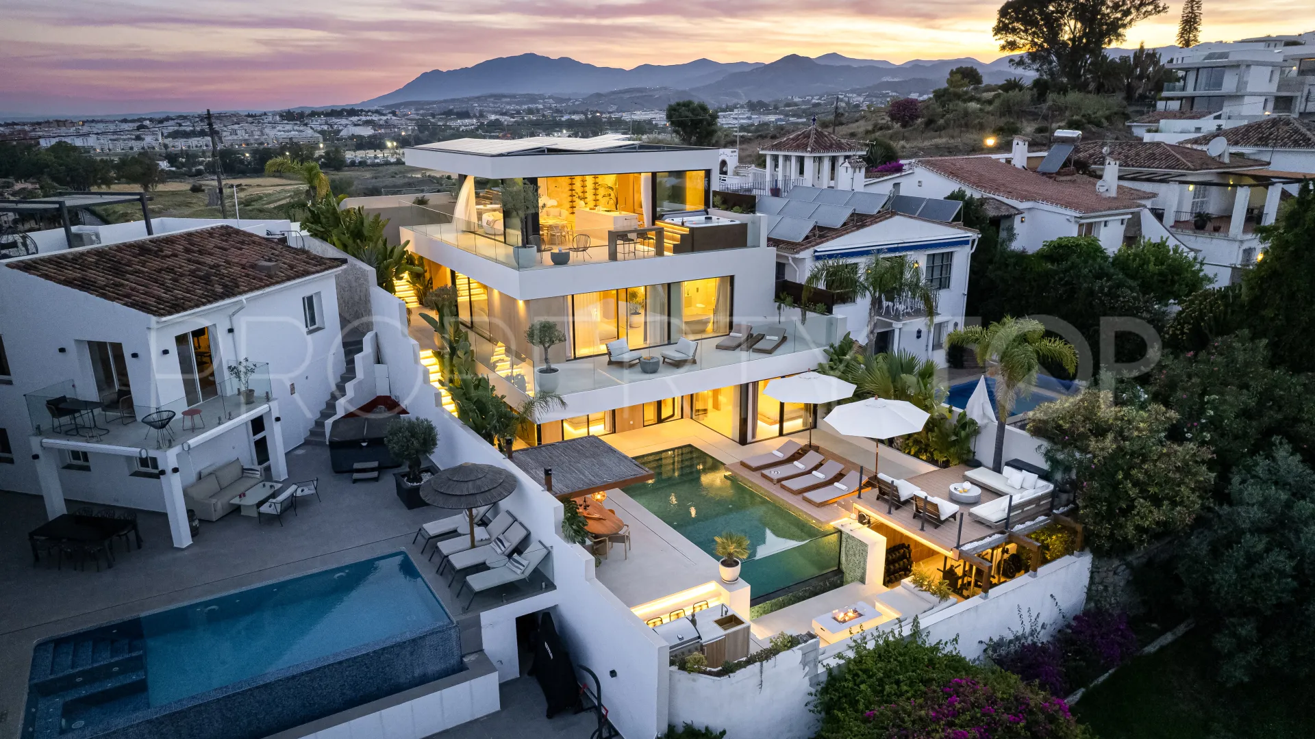 Buy 5 bedrooms villa in Nueva Andalucia