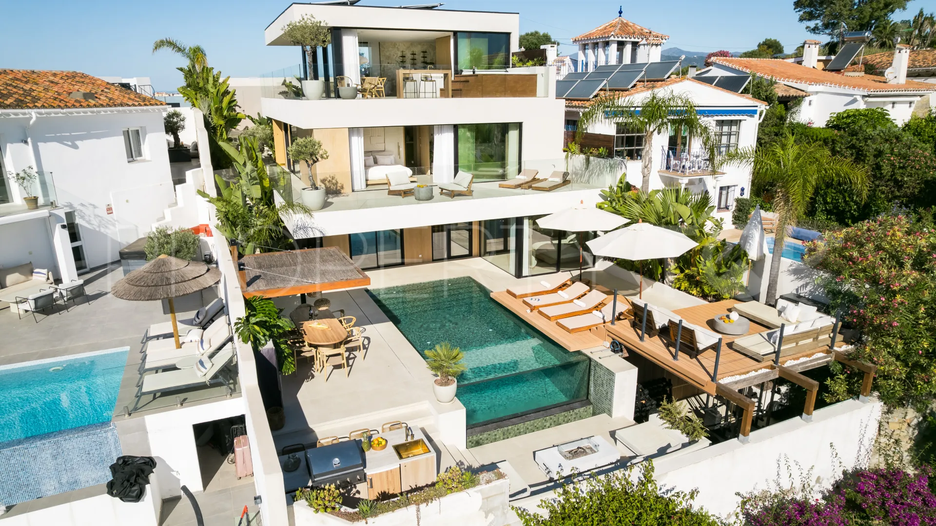 Buy 5 bedrooms villa in Nueva Andalucia