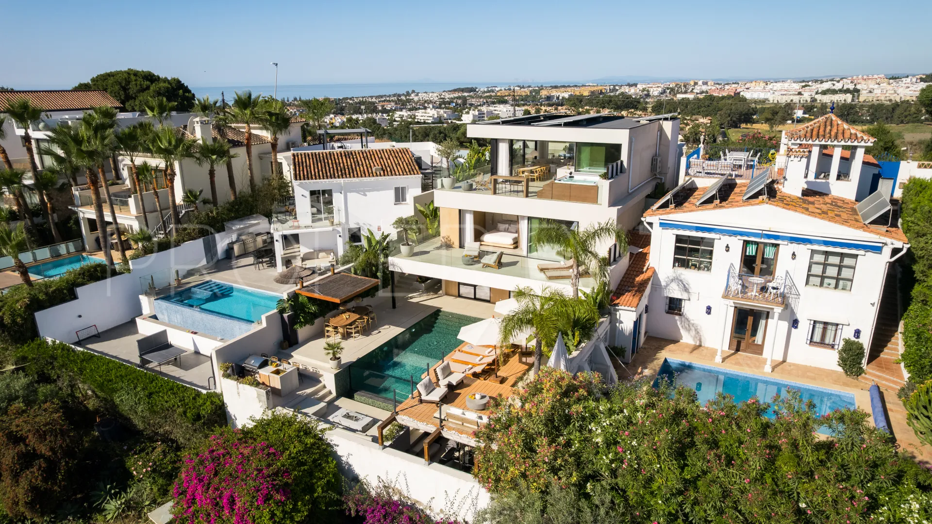Buy 5 bedrooms villa in Nueva Andalucia