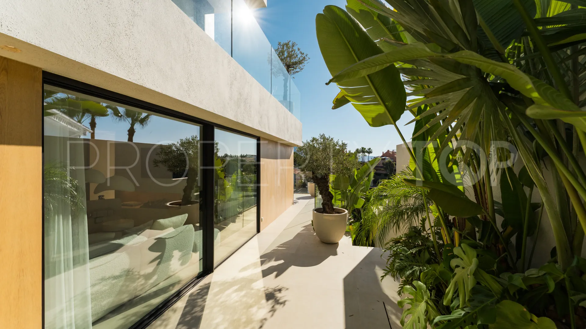 Buy 5 bedrooms villa in Nueva Andalucia