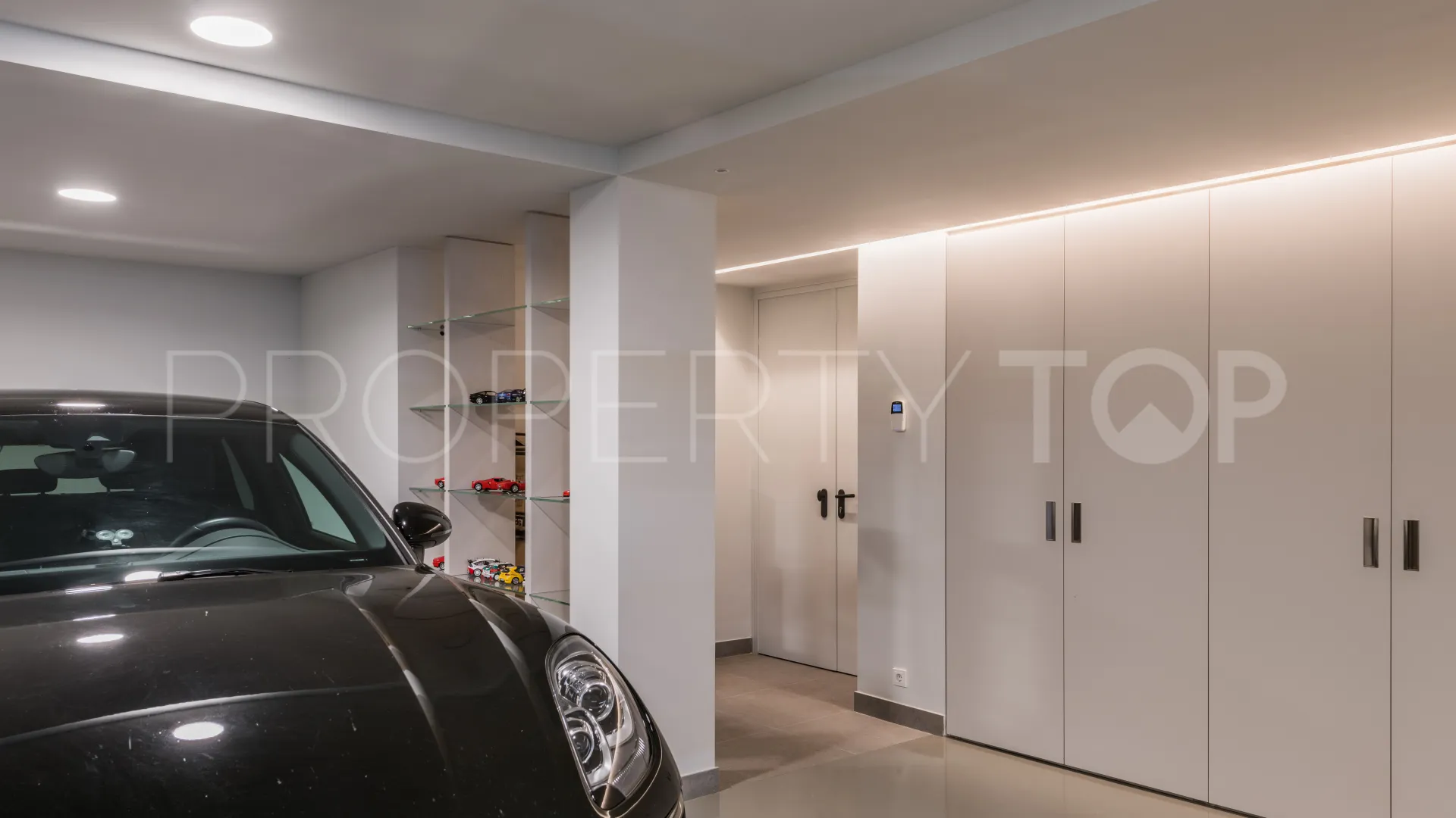 Altos de Puente Romano 6 bedrooms villa for sale