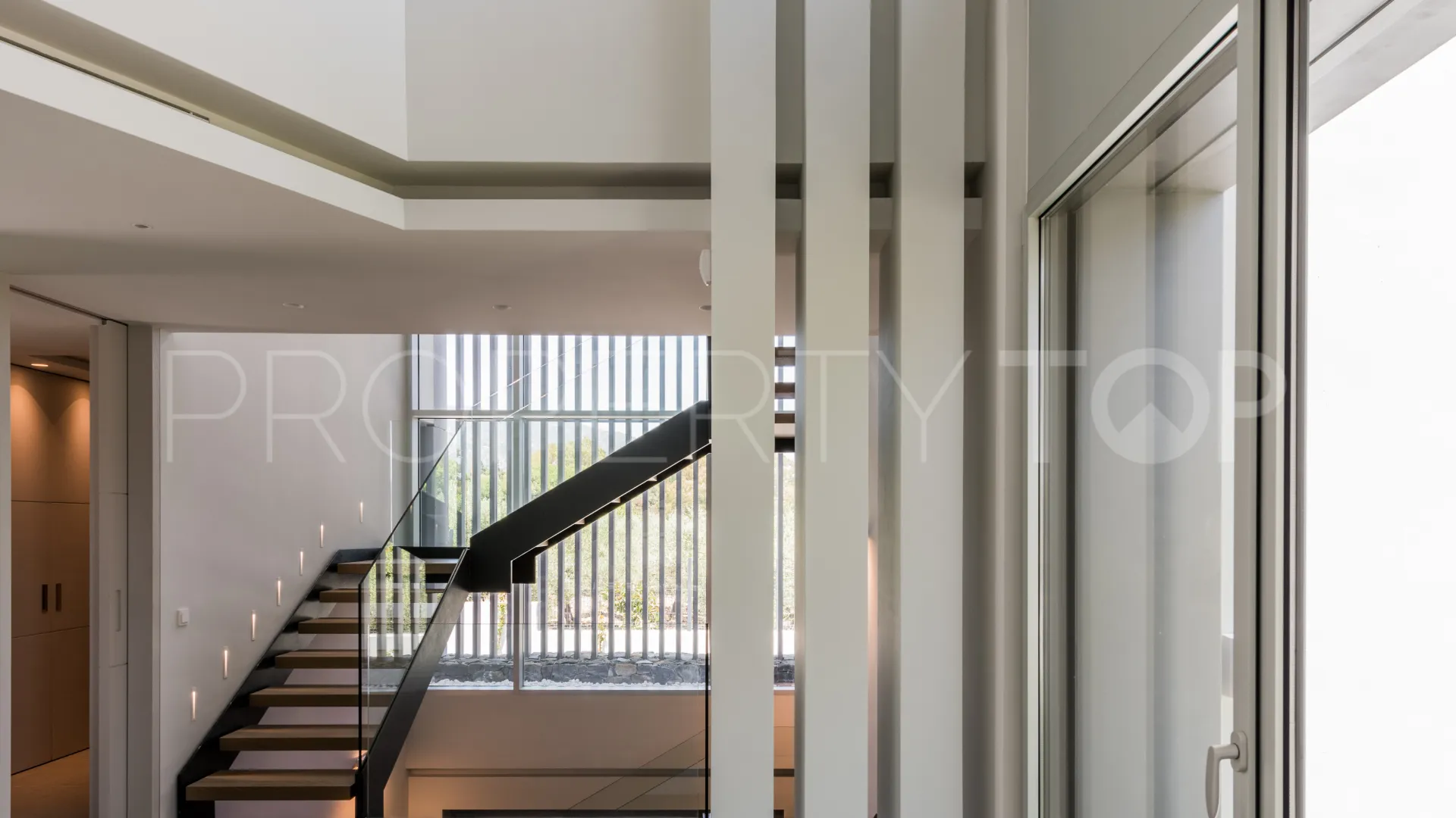 Altos de Puente Romano 6 bedrooms villa for sale