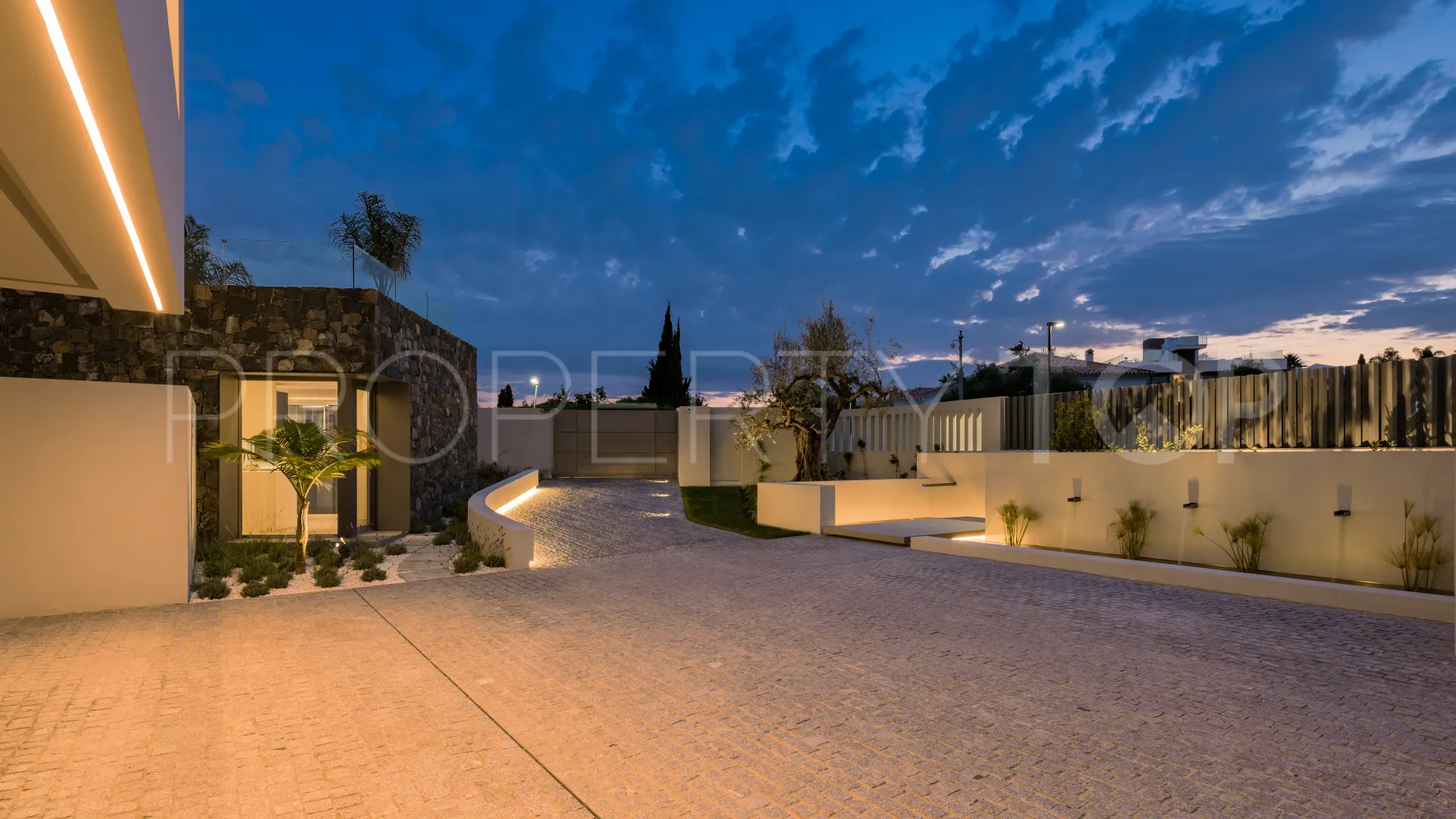 Altos de Puente Romano 6 bedrooms villa for sale