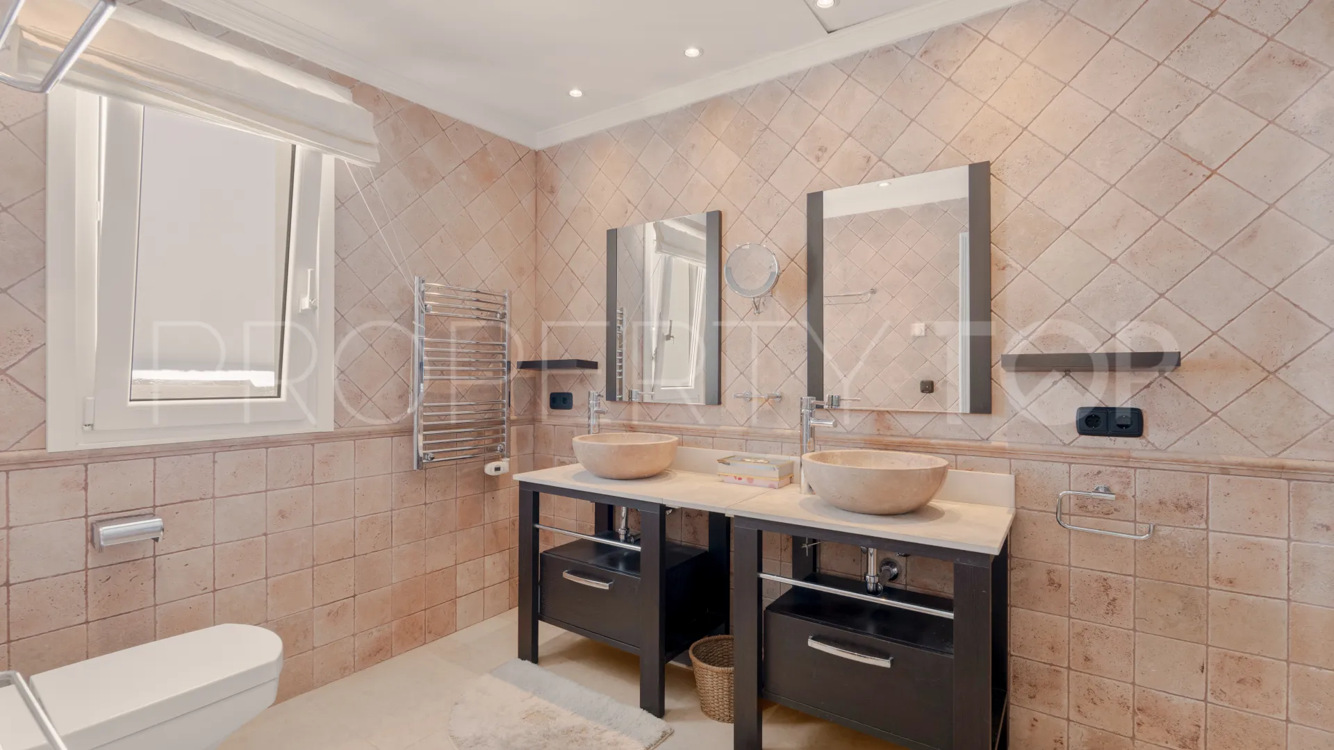 Llanos de Nagueles, villa de 5 dormitorios en venta