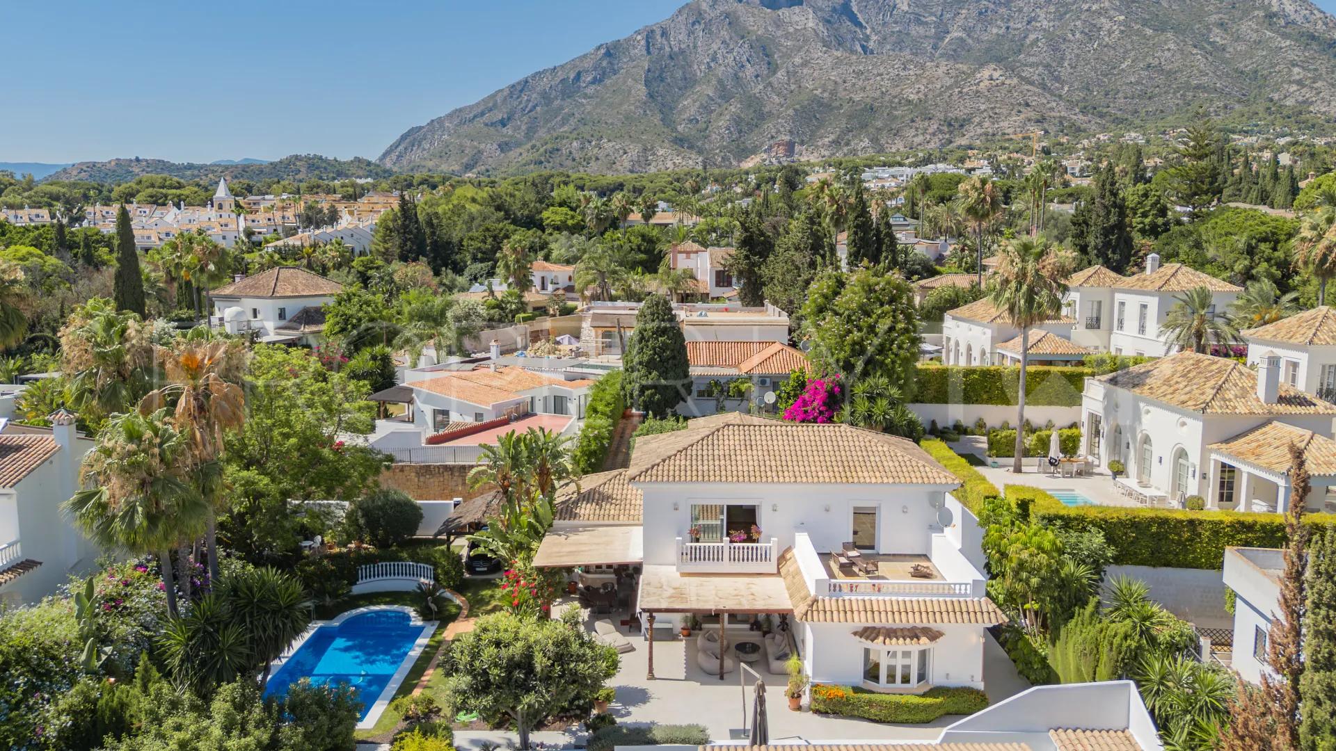 Llanos de Nagueles, villa de 5 dormitorios en venta