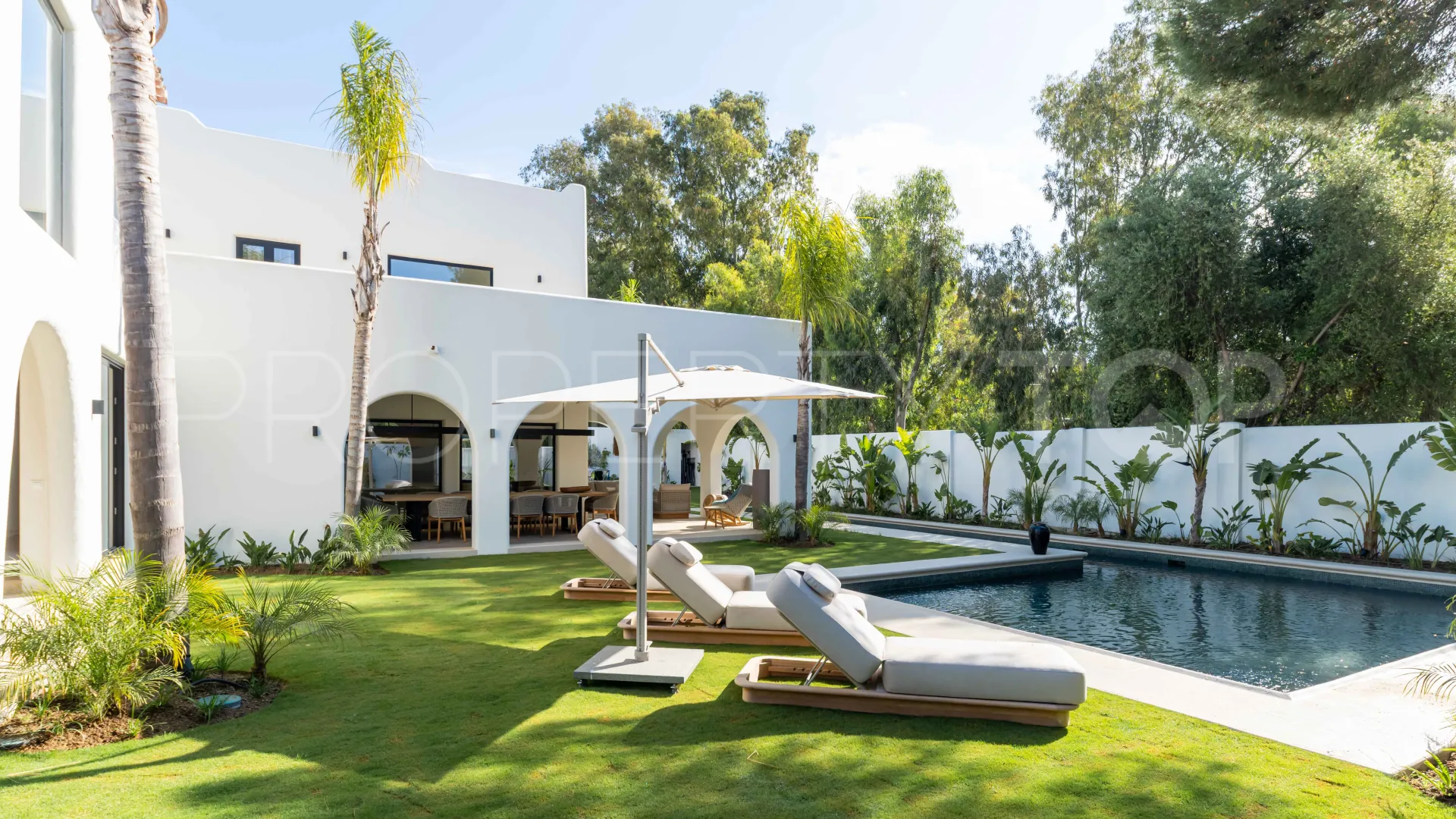 Comprar villa con 5 dormitorios en Guadalmina Baja