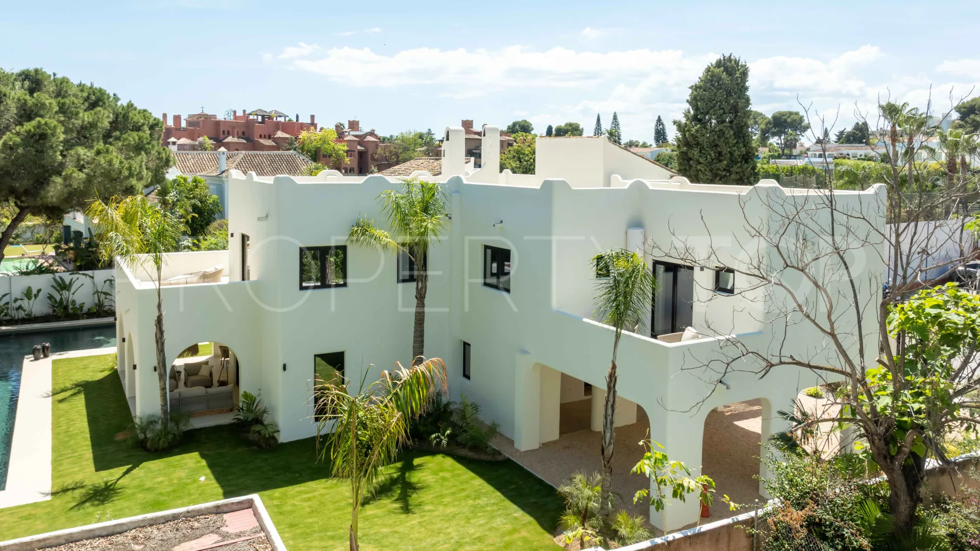 Comprar villa con 5 dormitorios en Guadalmina Baja