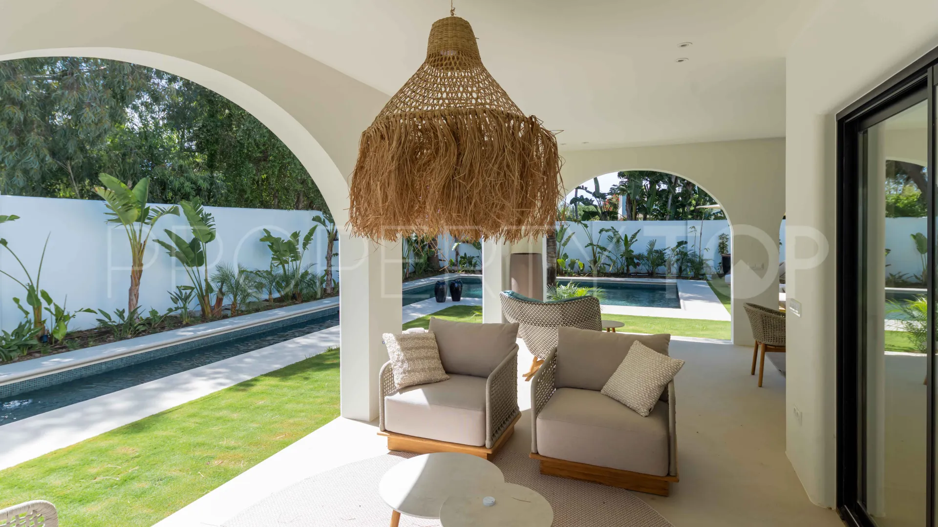 Comprar villa con 5 dormitorios en Guadalmina Baja