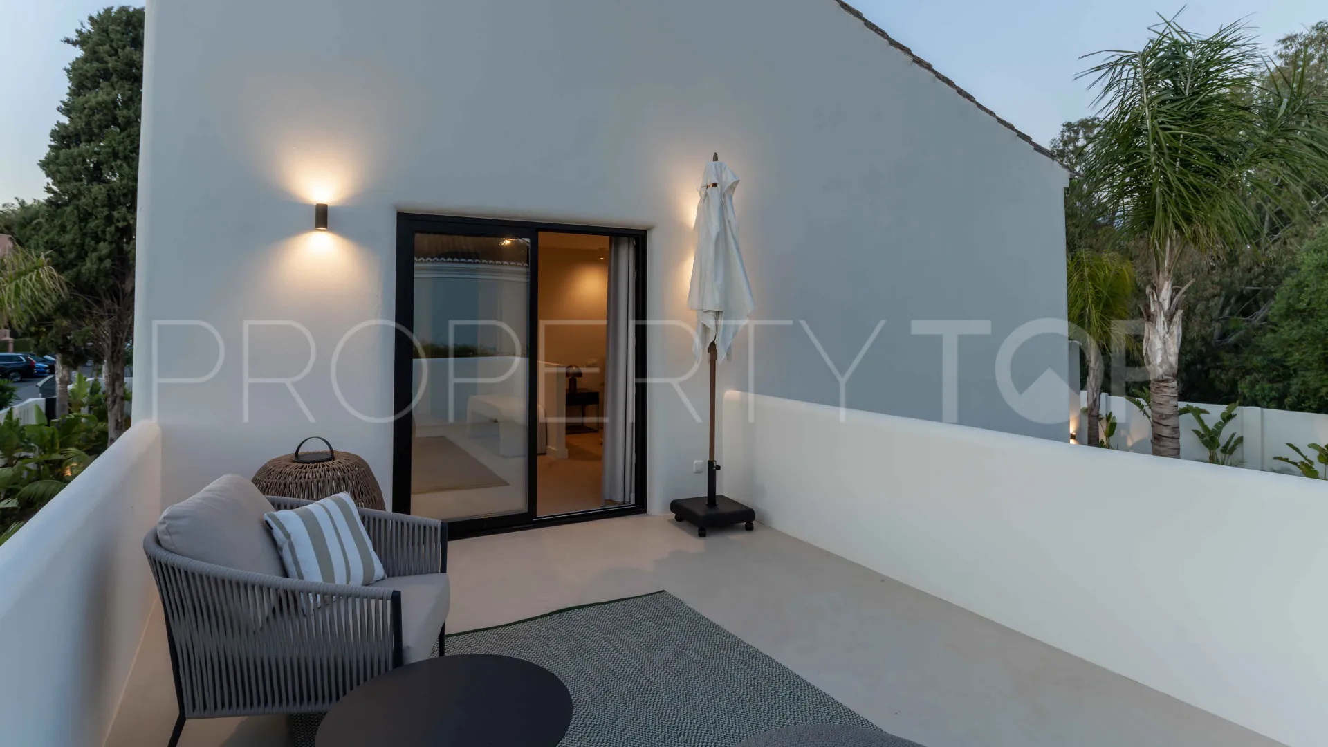 Comprar villa con 5 dormitorios en Guadalmina Baja
