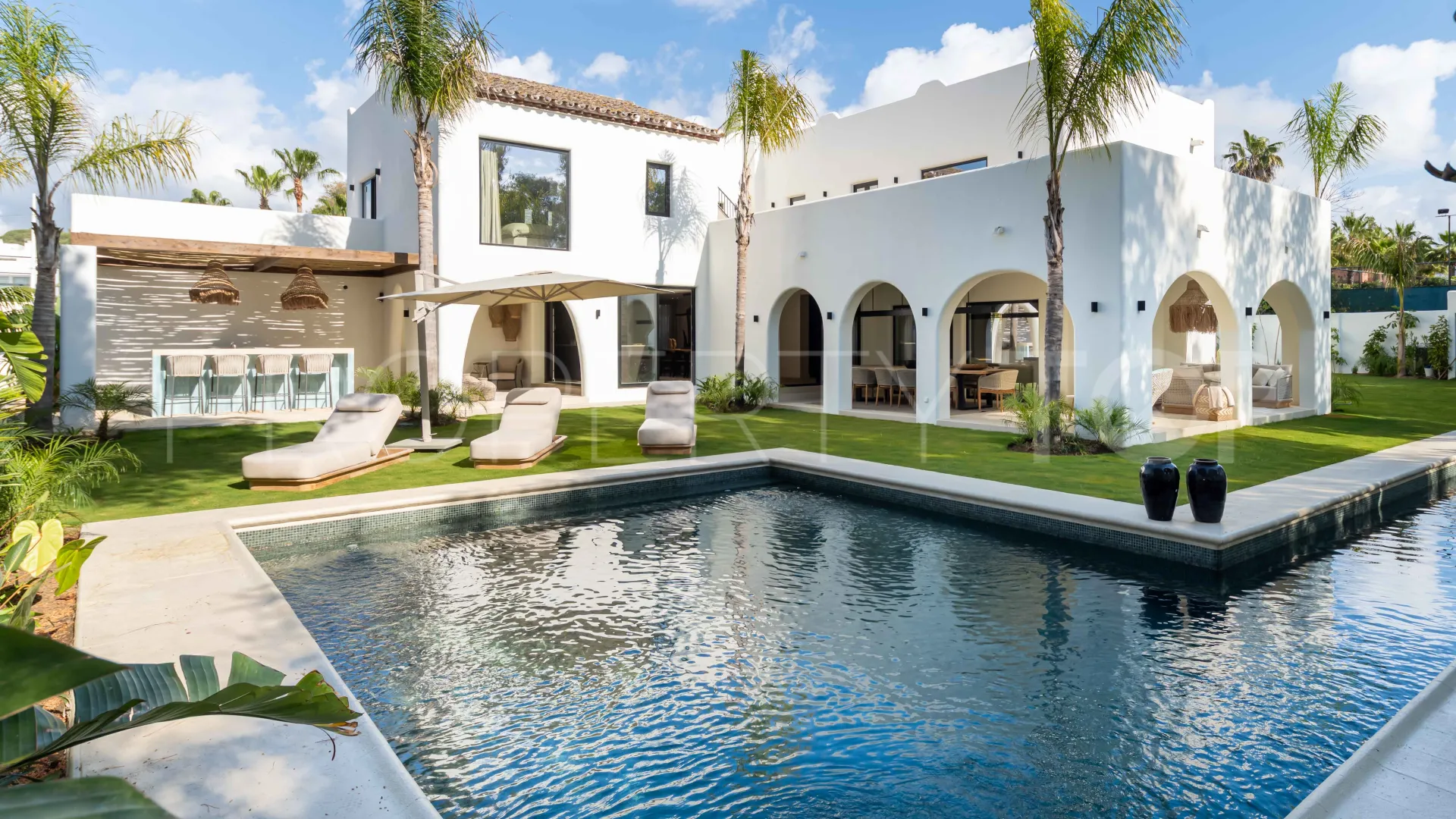 Comprar villa con 5 dormitorios en Guadalmina Baja
