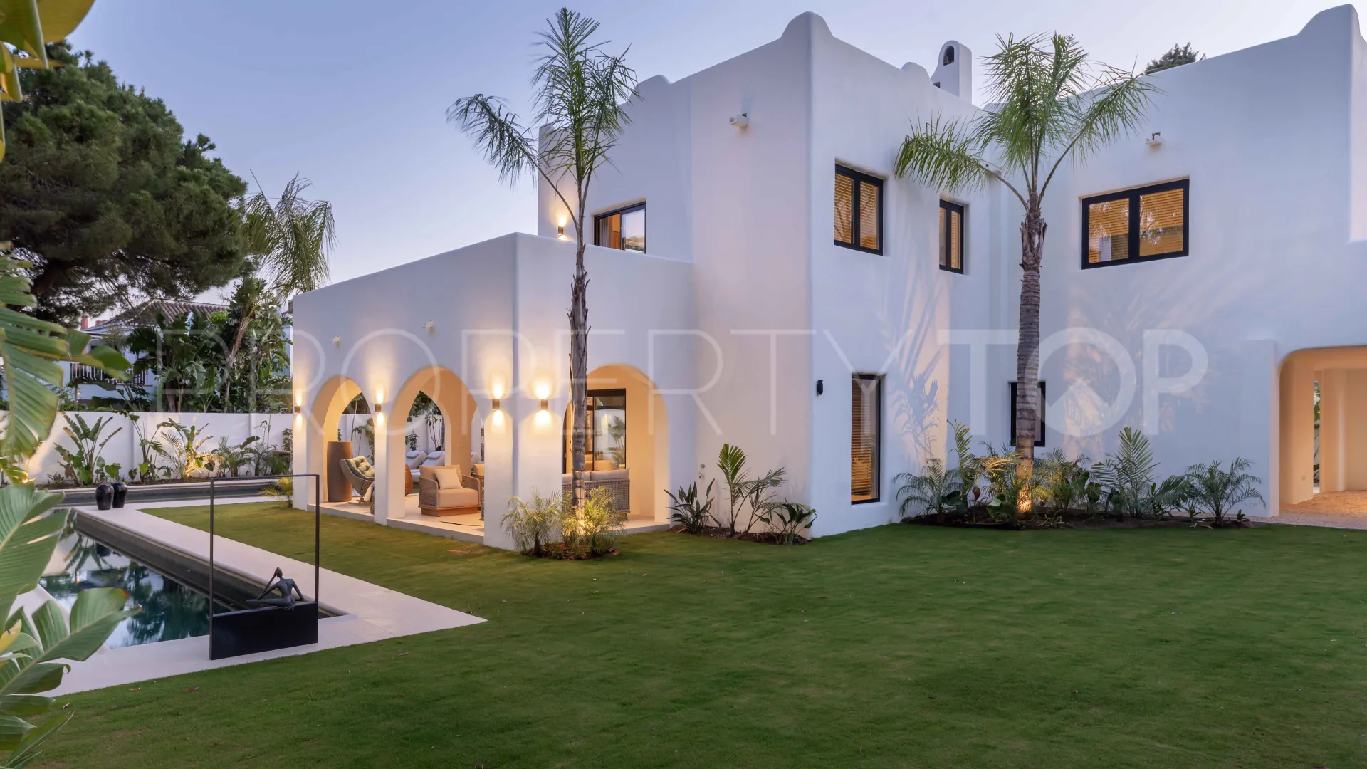 Comprar villa con 5 dormitorios en Guadalmina Baja