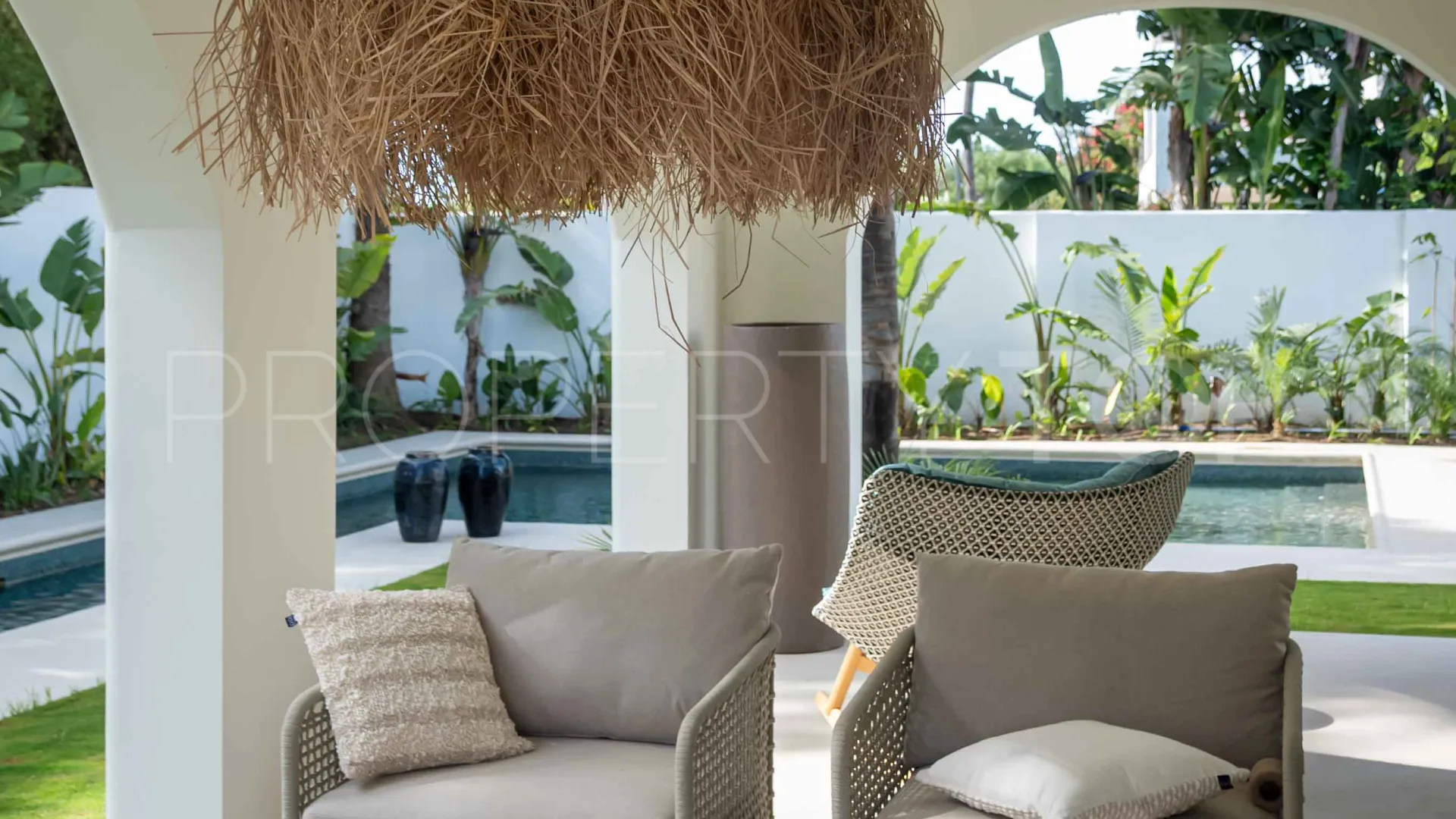 Comprar villa con 5 dormitorios en Guadalmina Baja