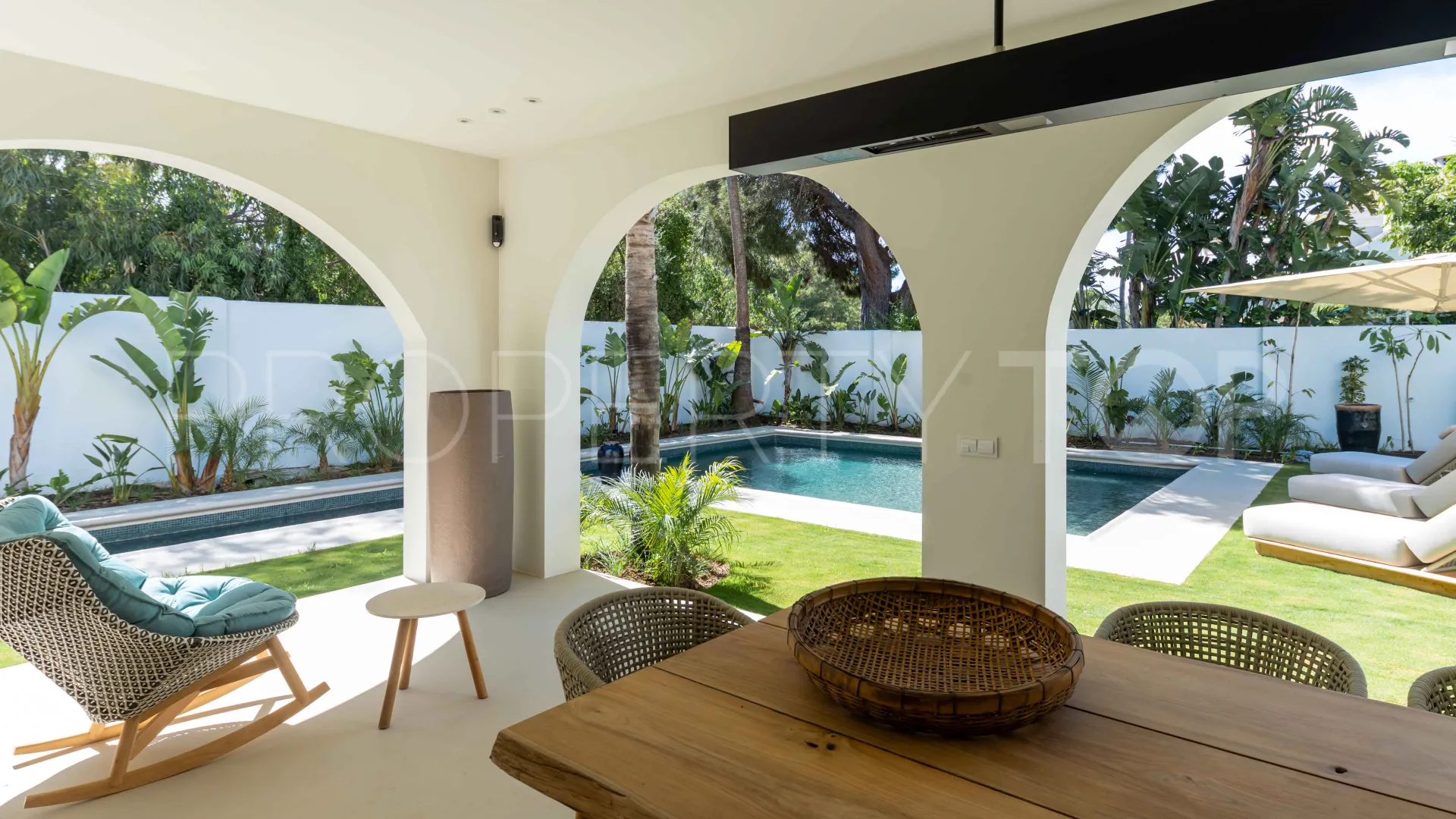 Comprar villa con 5 dormitorios en Guadalmina Baja