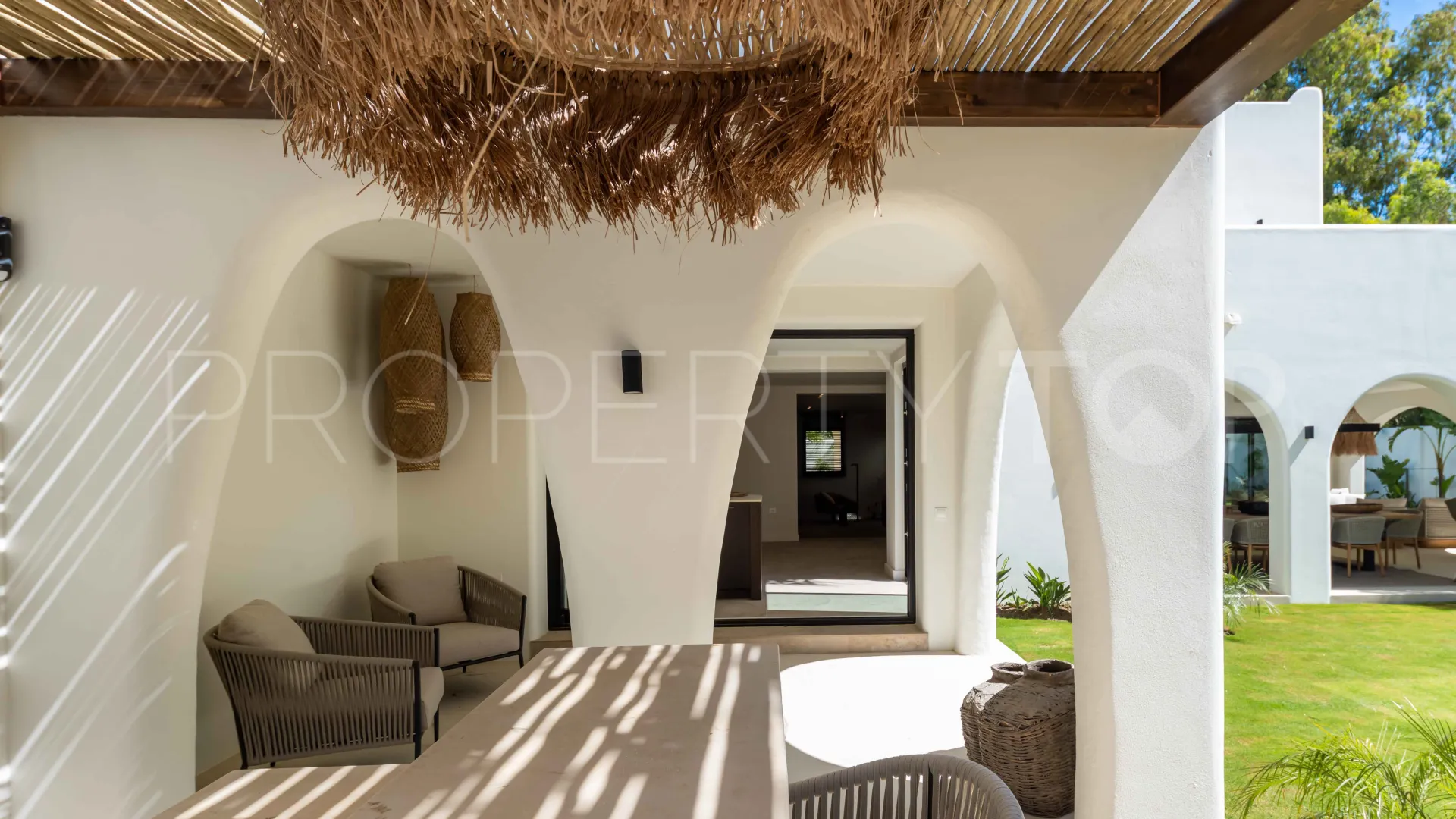 Comprar villa con 5 dormitorios en Guadalmina Baja