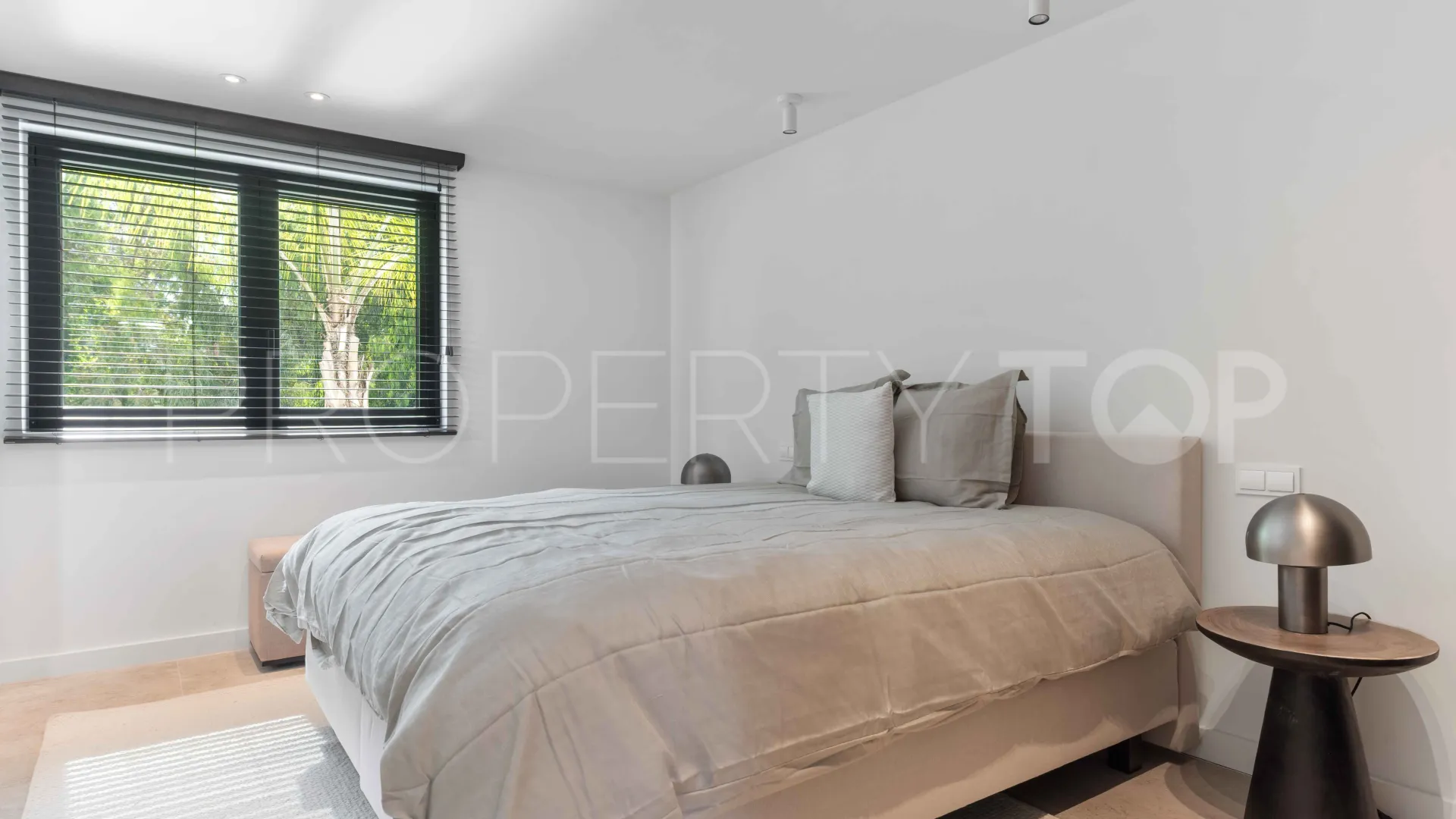 Comprar villa con 5 dormitorios en Guadalmina Baja