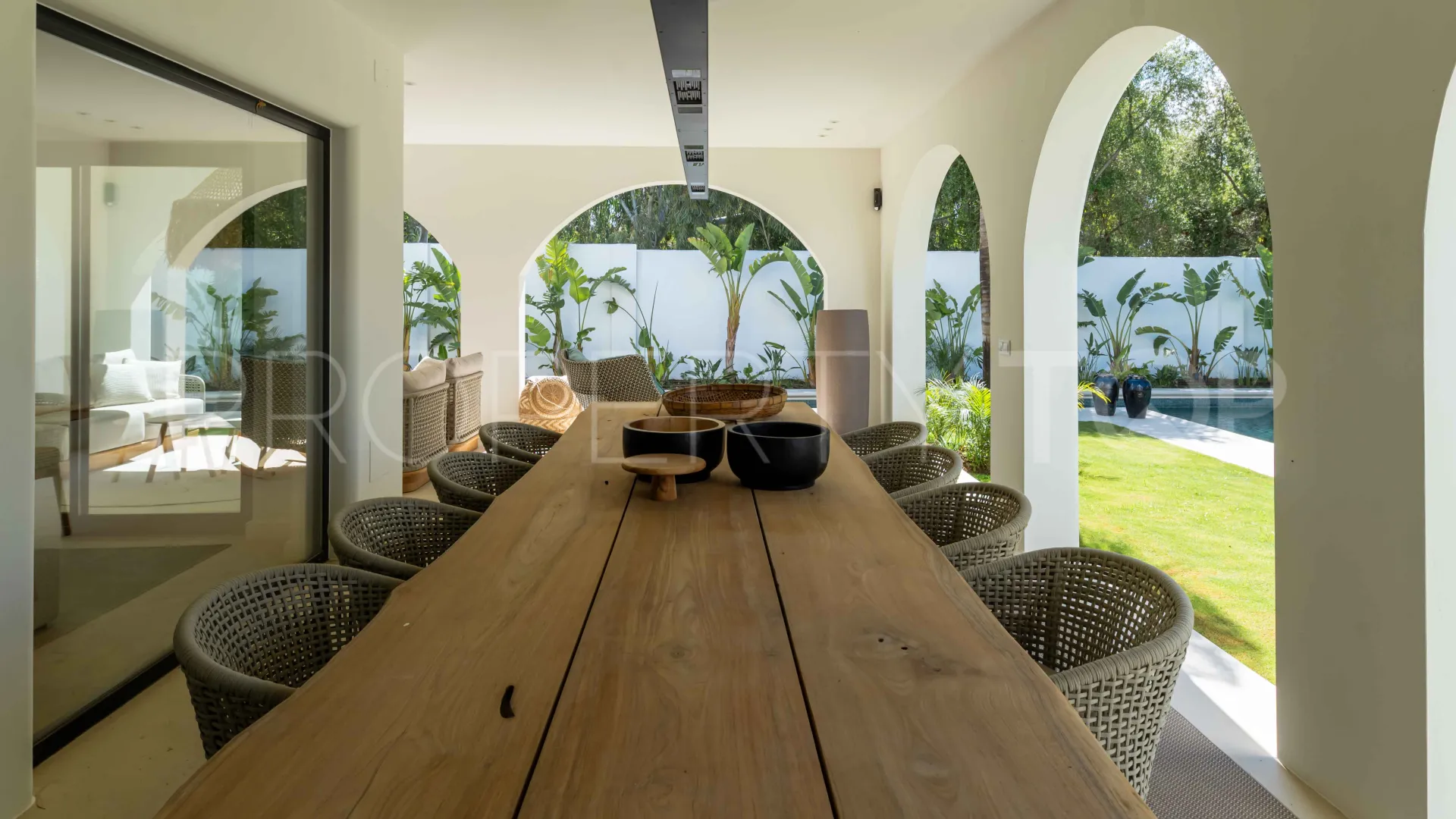 Comprar villa con 5 dormitorios en Guadalmina Baja