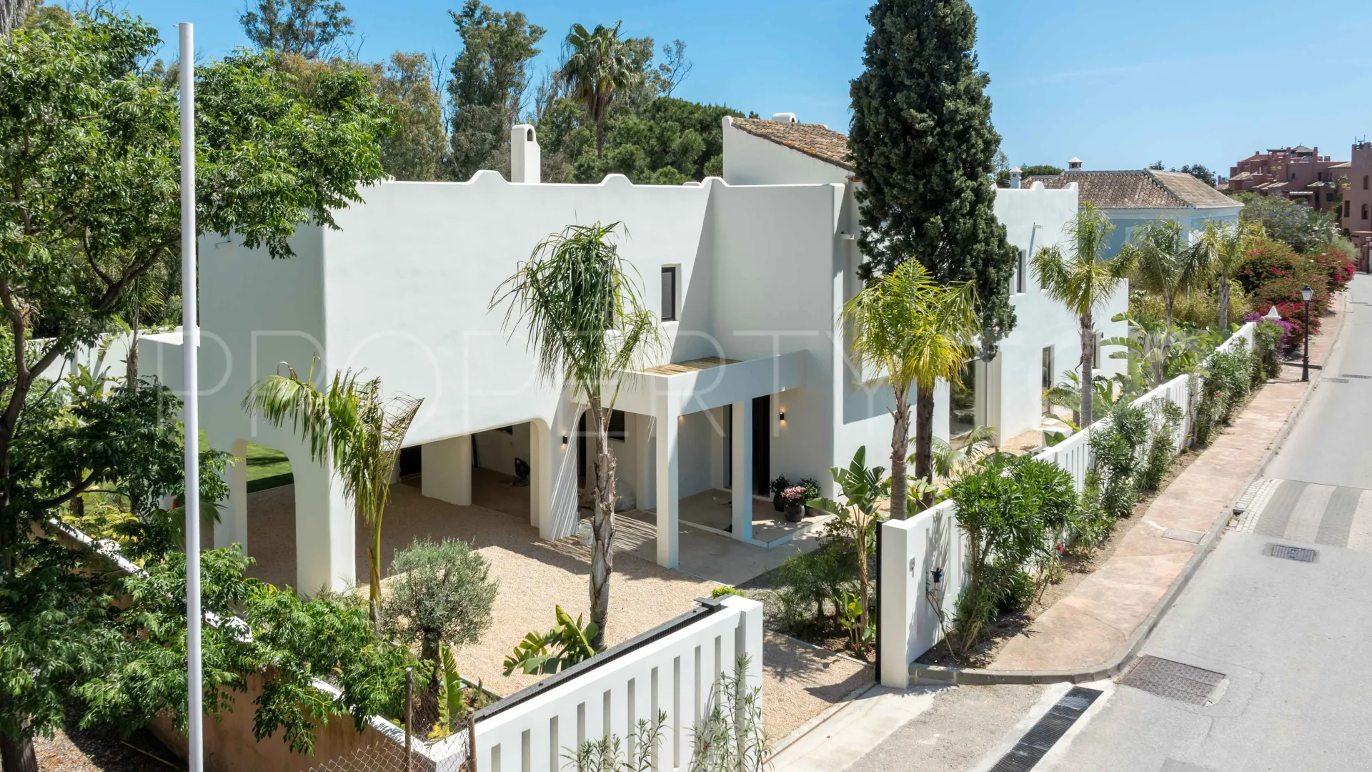 Comprar villa con 5 dormitorios en Guadalmina Baja