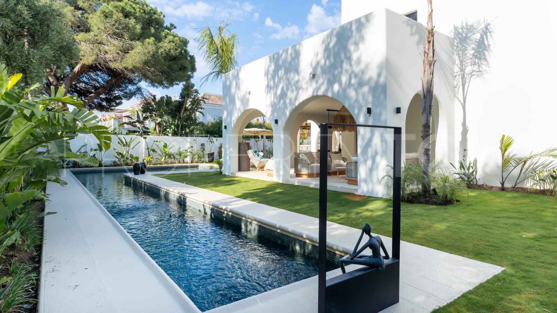 Comprar villa con 5 dormitorios en Guadalmina Baja