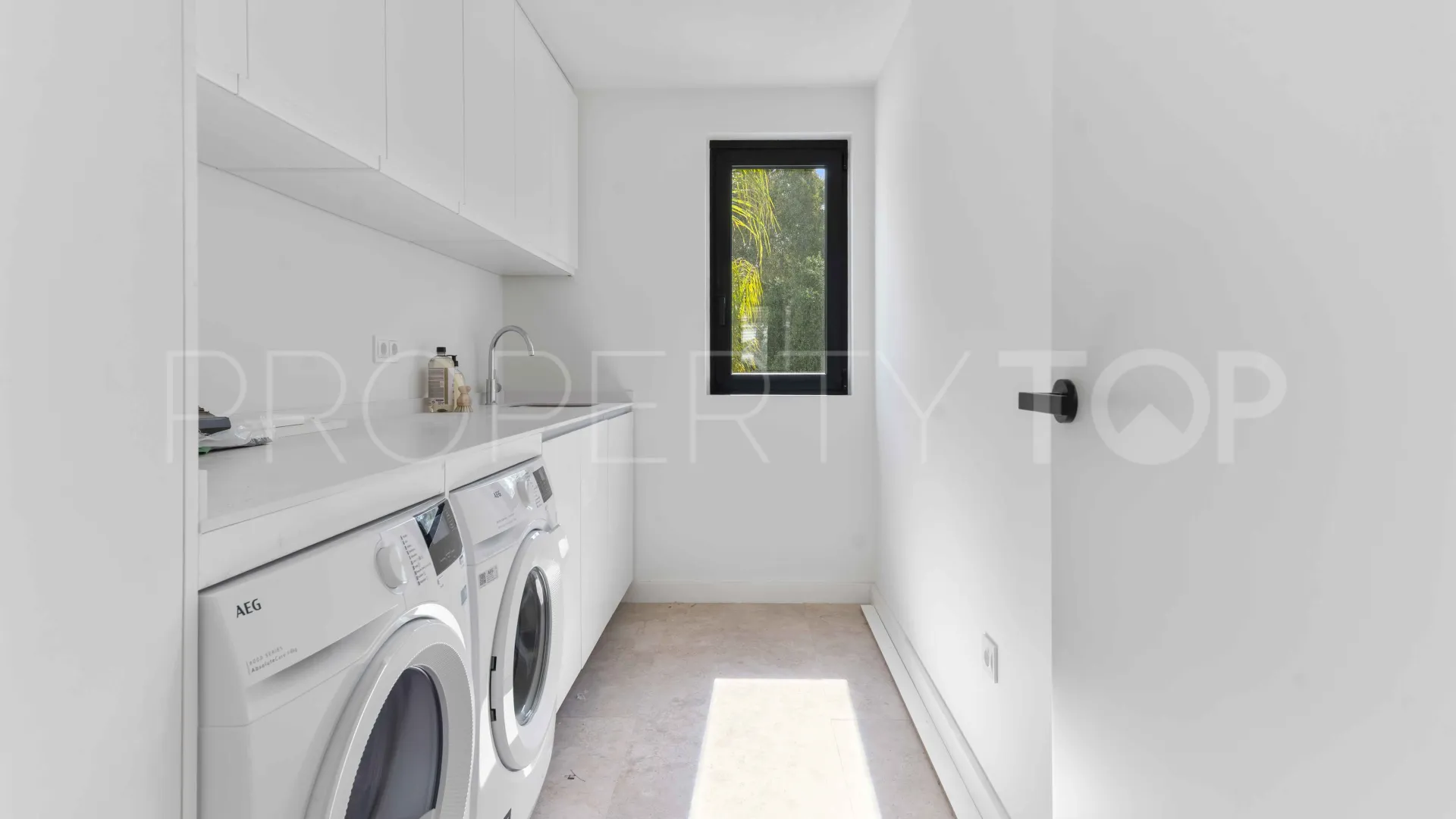Comprar villa con 5 dormitorios en Guadalmina Baja