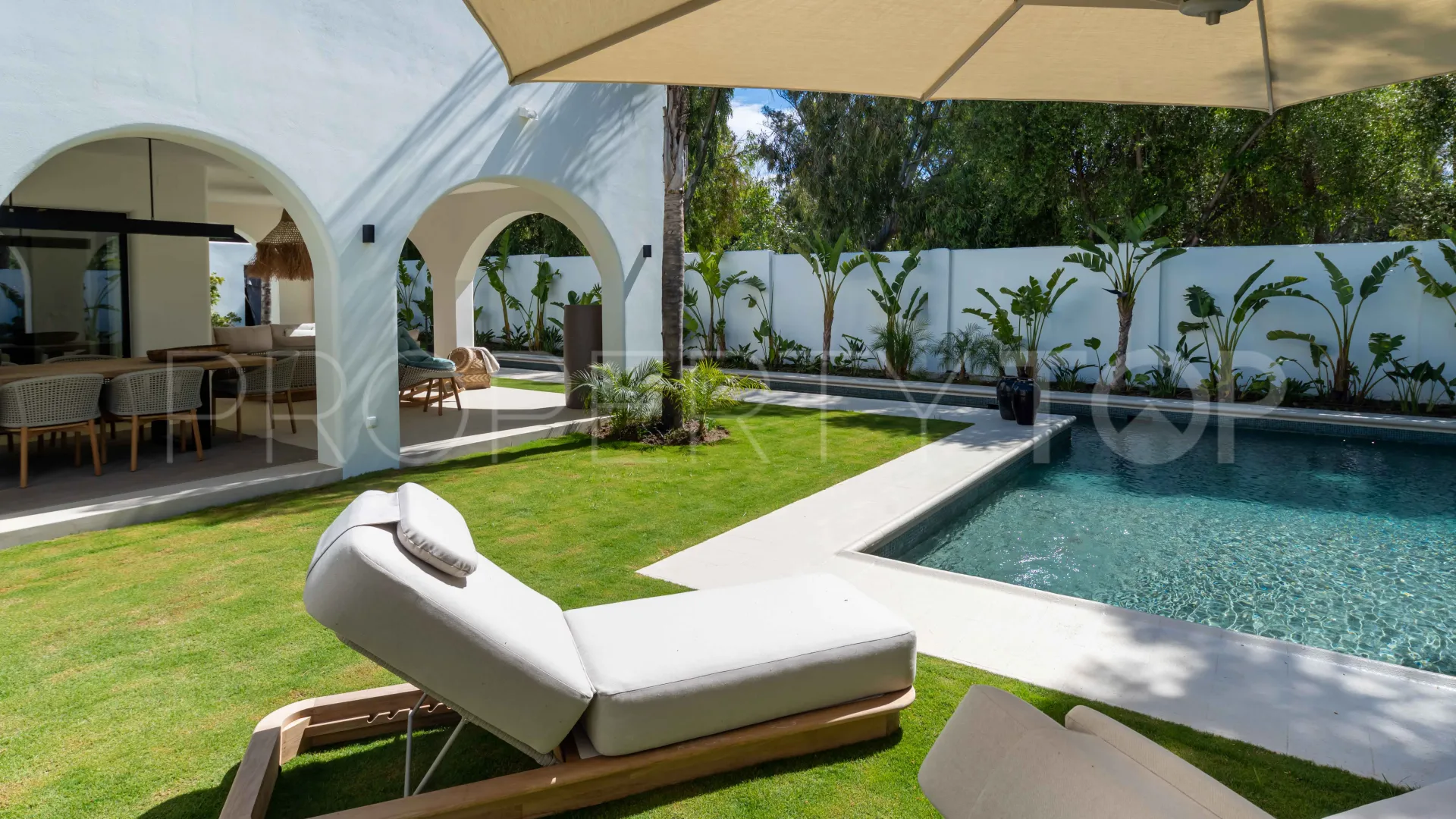 Comprar villa con 5 dormitorios en Guadalmina Baja