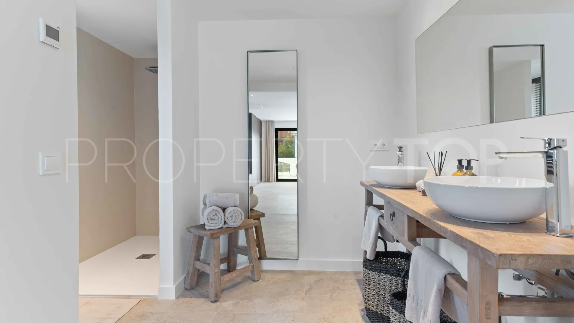 Comprar villa con 5 dormitorios en Guadalmina Baja