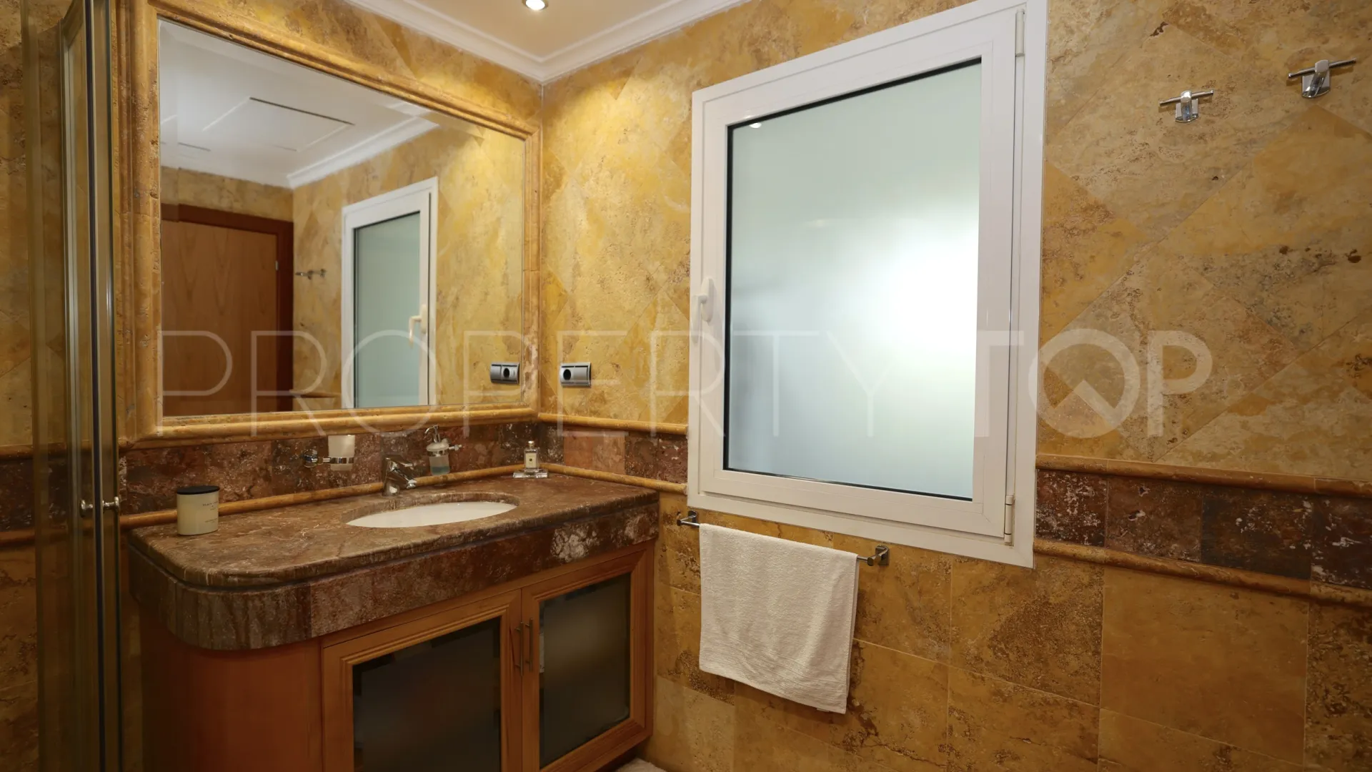 Apartamento en venta con 2 dormitorios en El Embrujo Banús