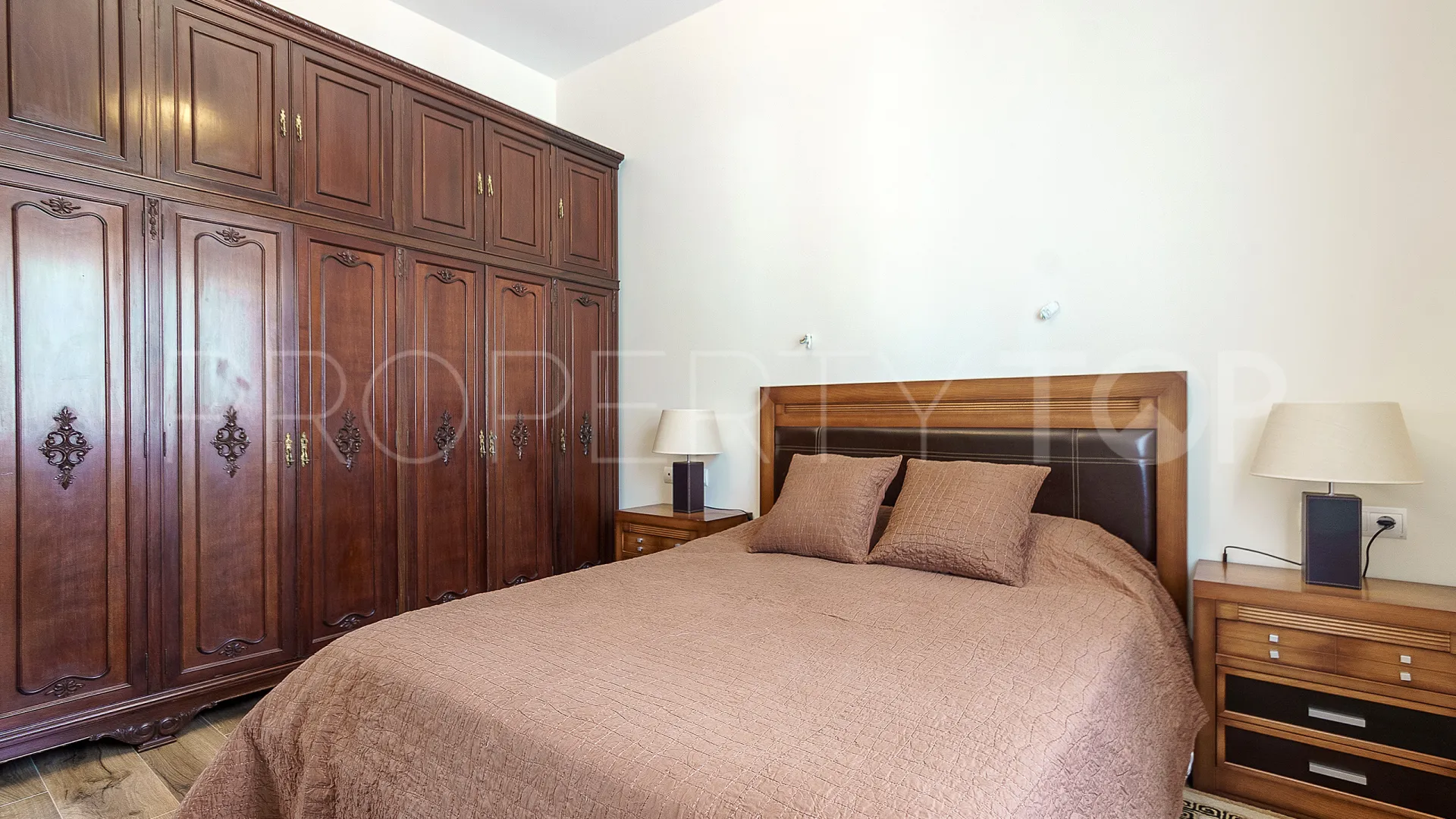 Se vende villa con 6 dormitorios en El Rosario