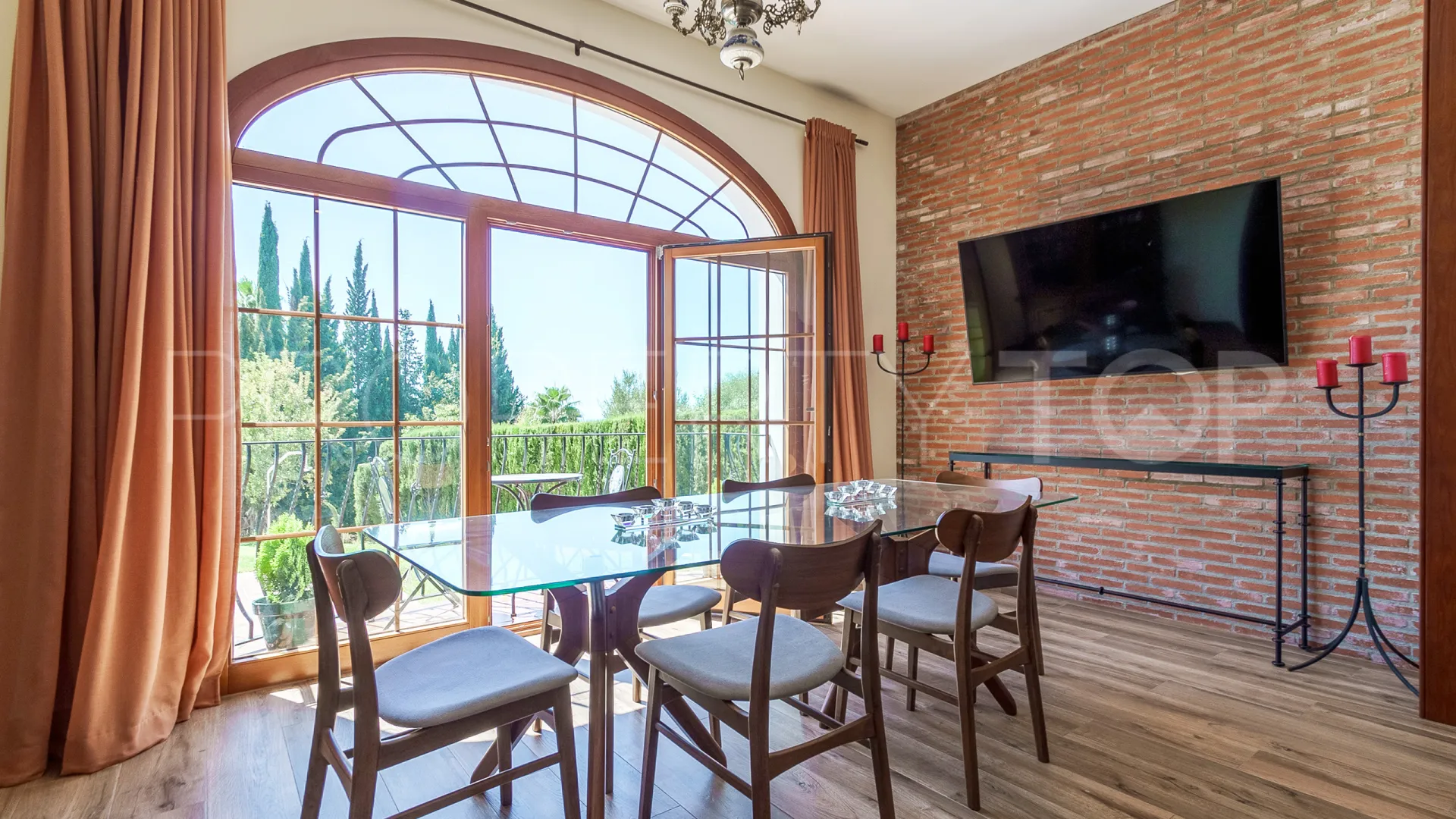 Se vende villa con 6 dormitorios en El Rosario