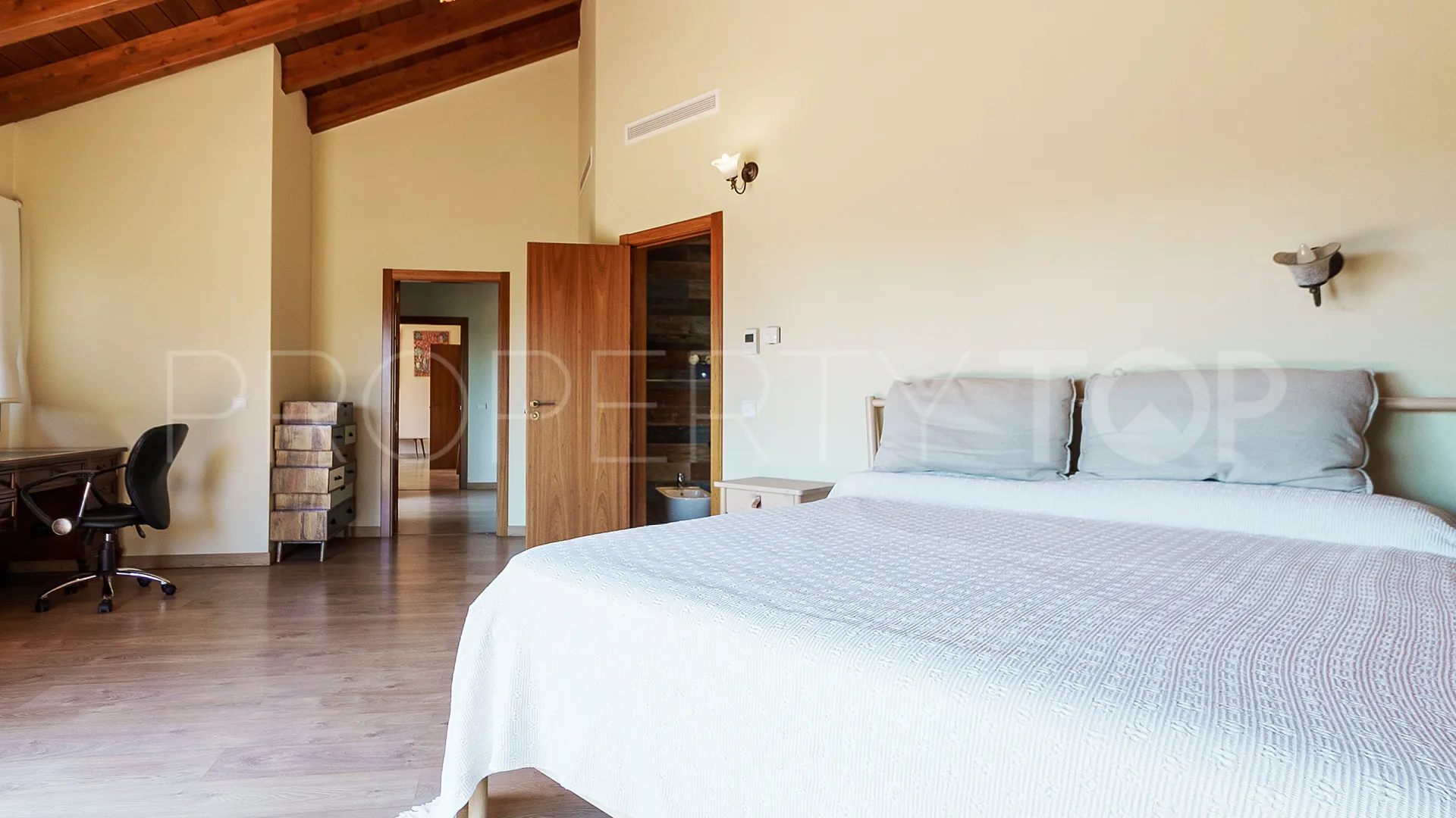 Se vende villa con 6 dormitorios en El Rosario