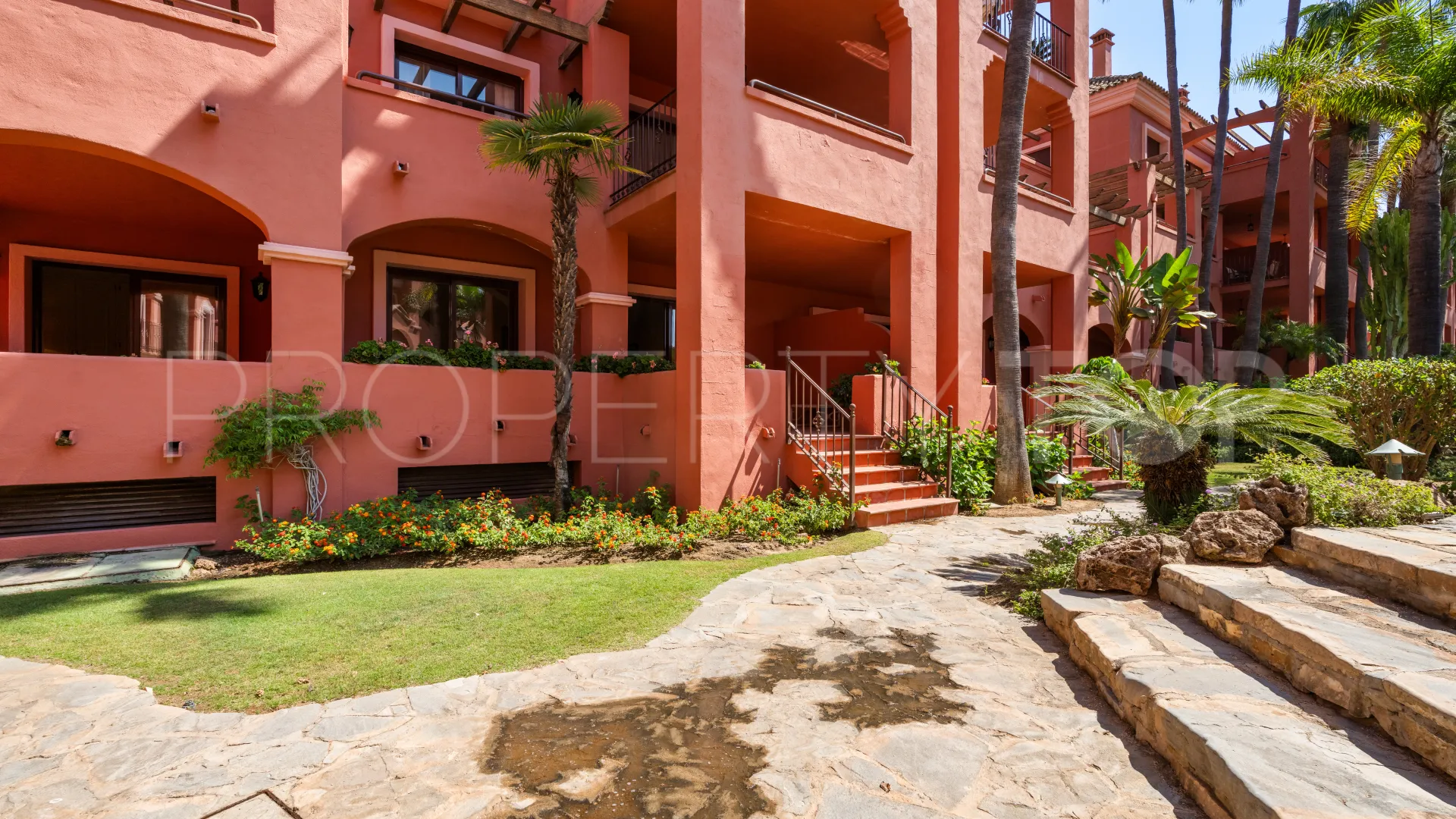 For sale 2 bedrooms apartment in Nueva Andalucia