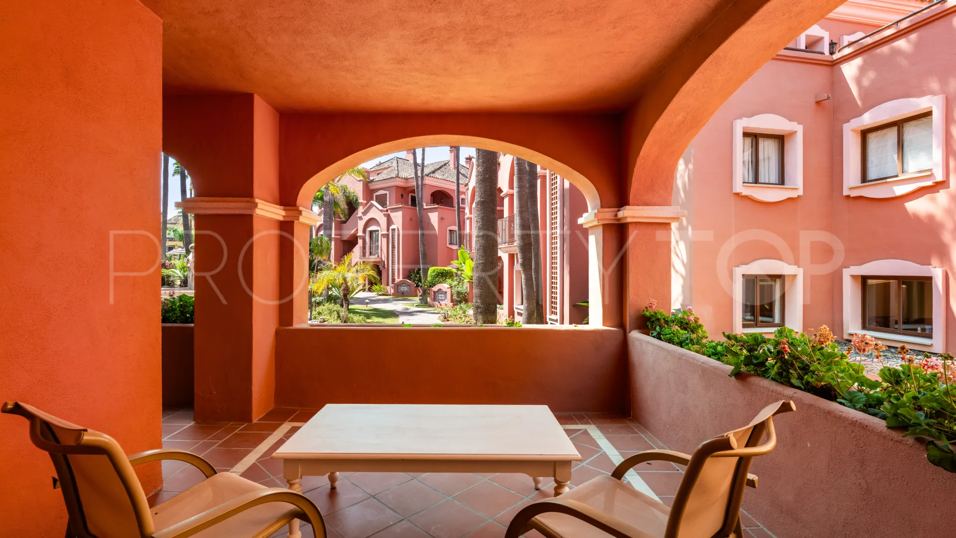 For sale 2 bedrooms apartment in Nueva Andalucia