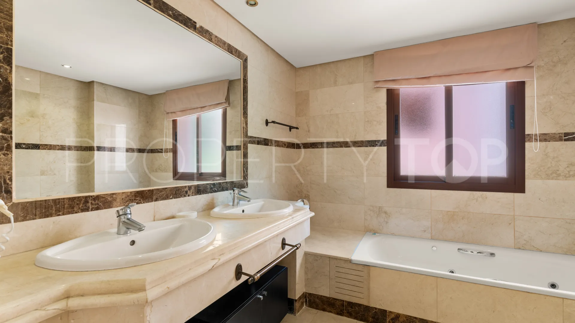 For sale 2 bedrooms apartment in Nueva Andalucia