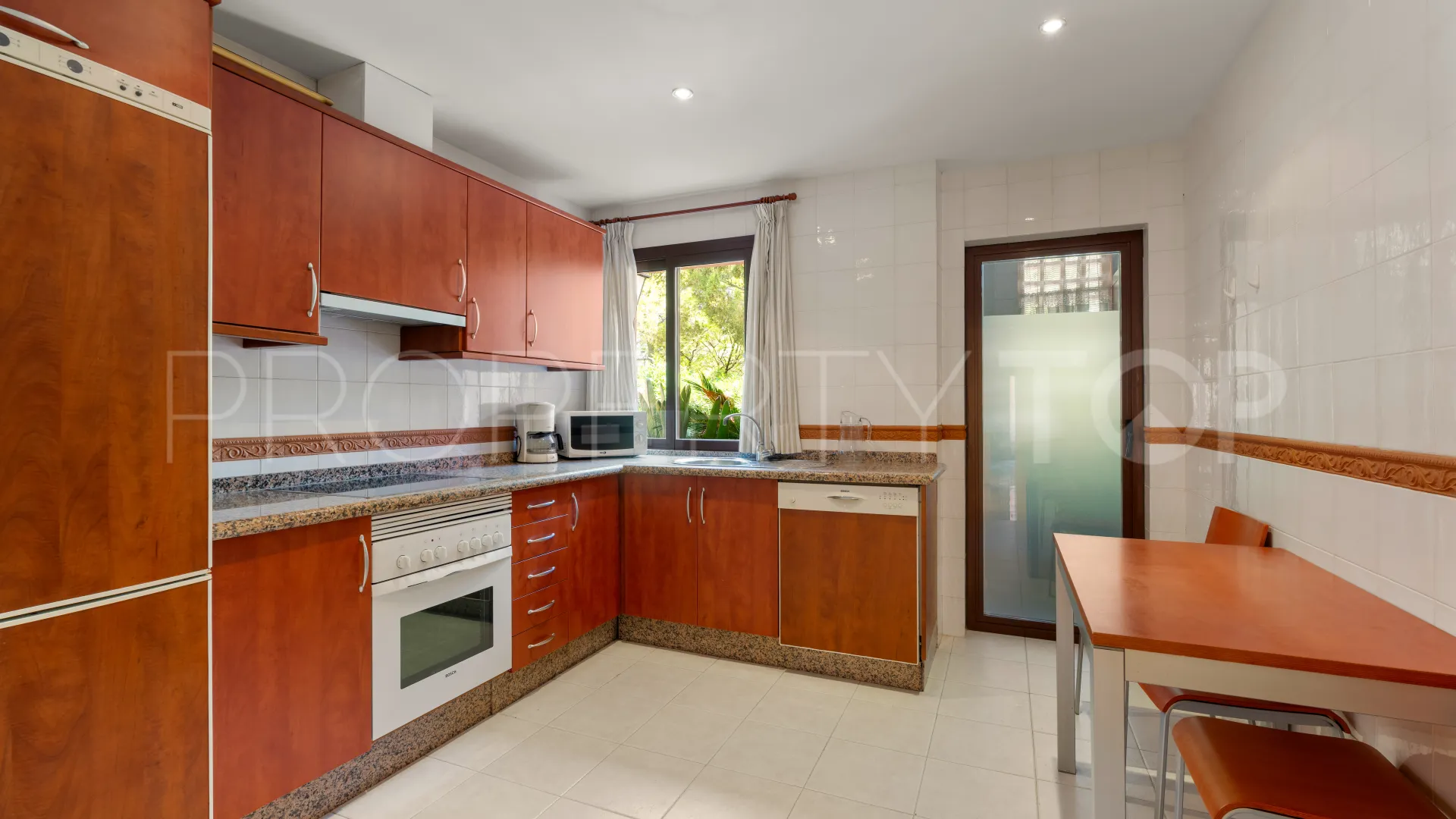 For sale 2 bedrooms apartment in Nueva Andalucia