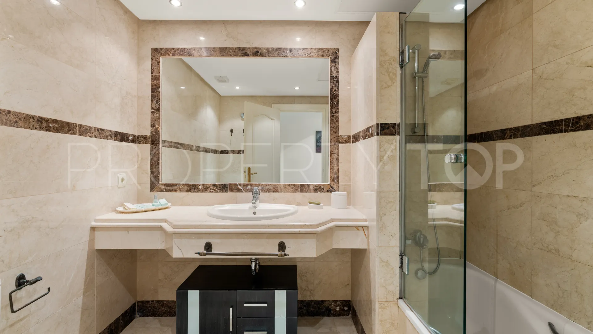 For sale 2 bedrooms apartment in Nueva Andalucia