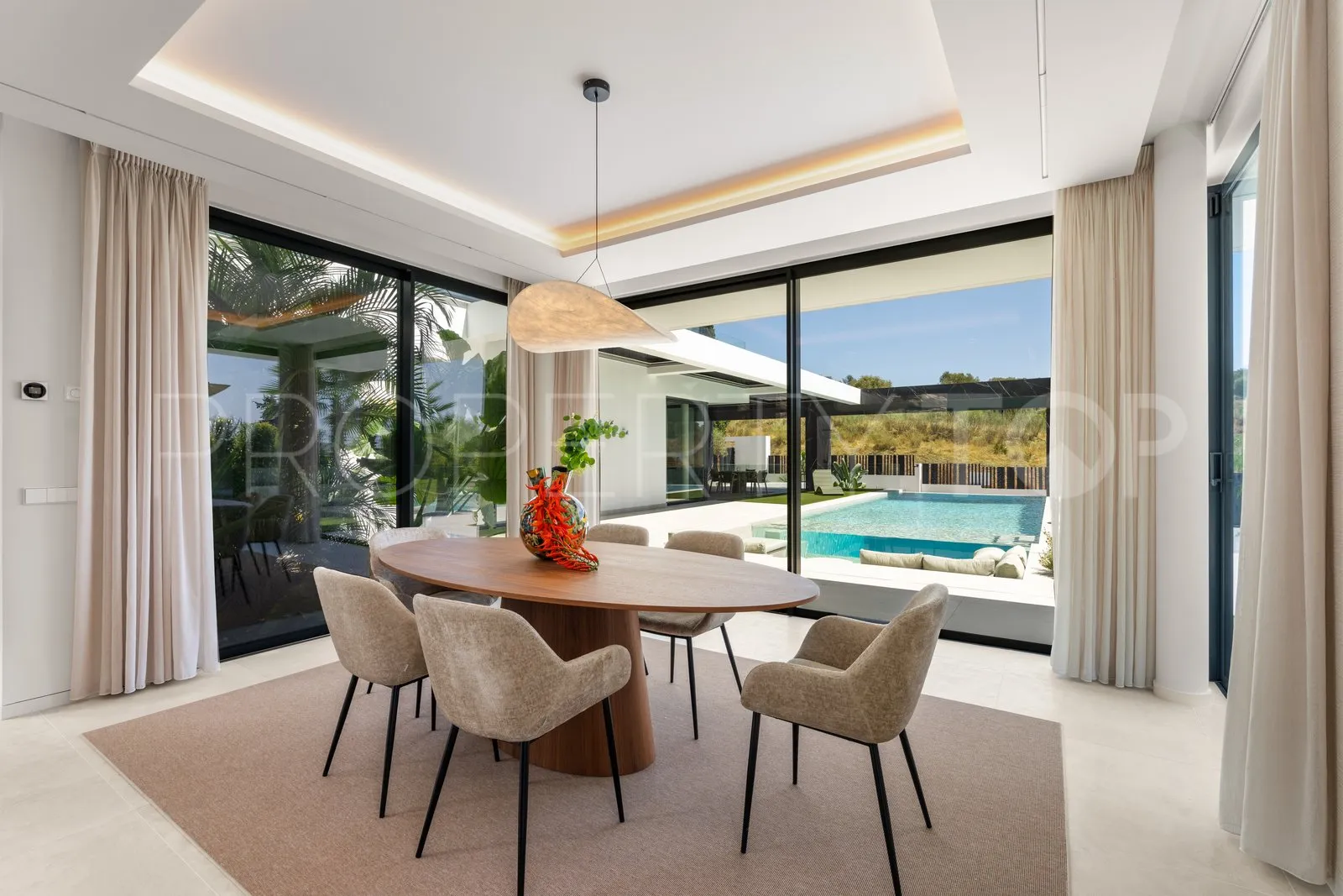 Se vende villa en Paraiso Alto con 6 dormitorios