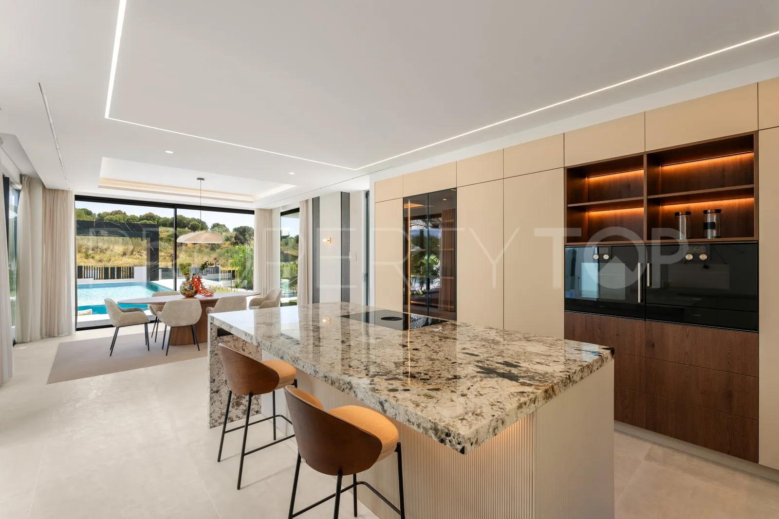 Se vende villa en Paraiso Alto con 6 dormitorios