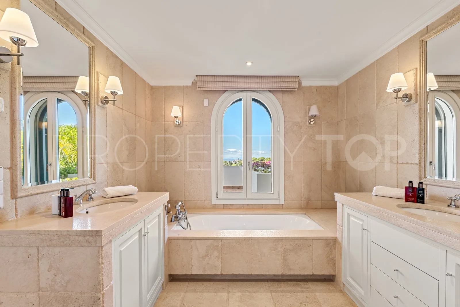 Villa with 5 bedrooms for sale in Cascada de Camojan