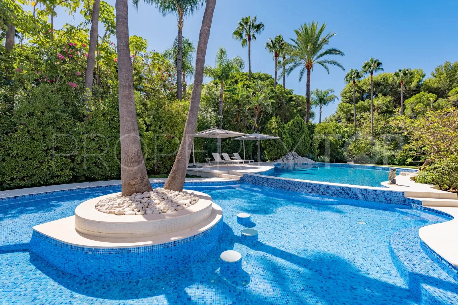 Villa with 6 bedrooms for sale in Guadalmina Baja