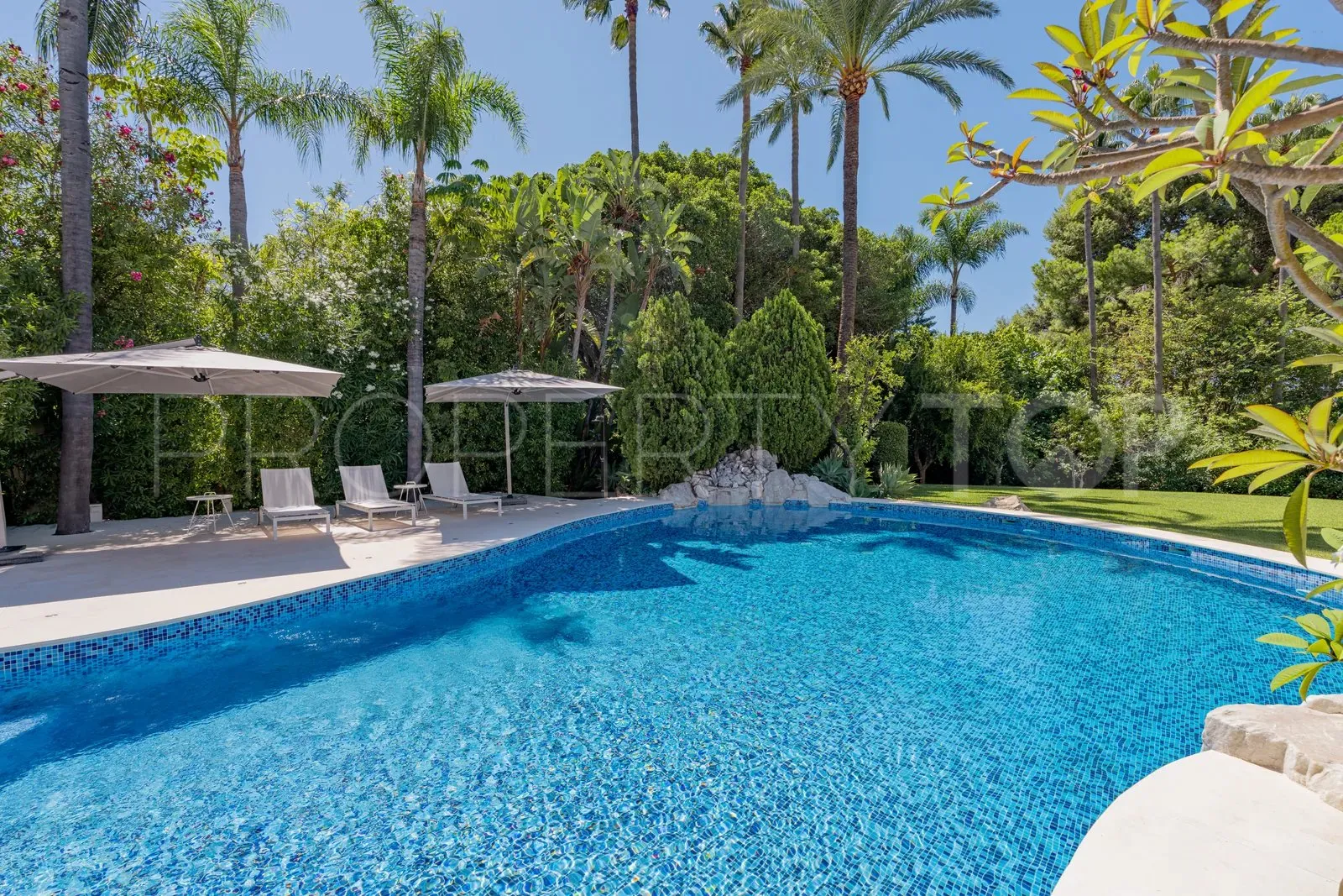 Villa with 6 bedrooms for sale in Guadalmina Baja