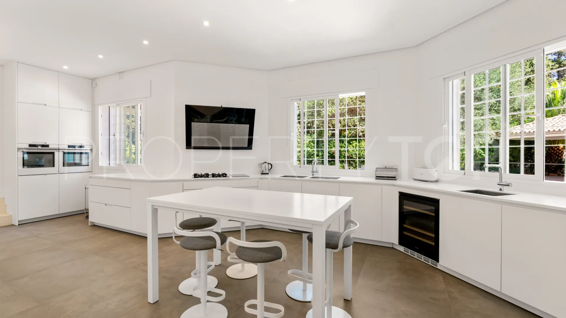 Villa with 6 bedrooms for sale in Guadalmina Baja