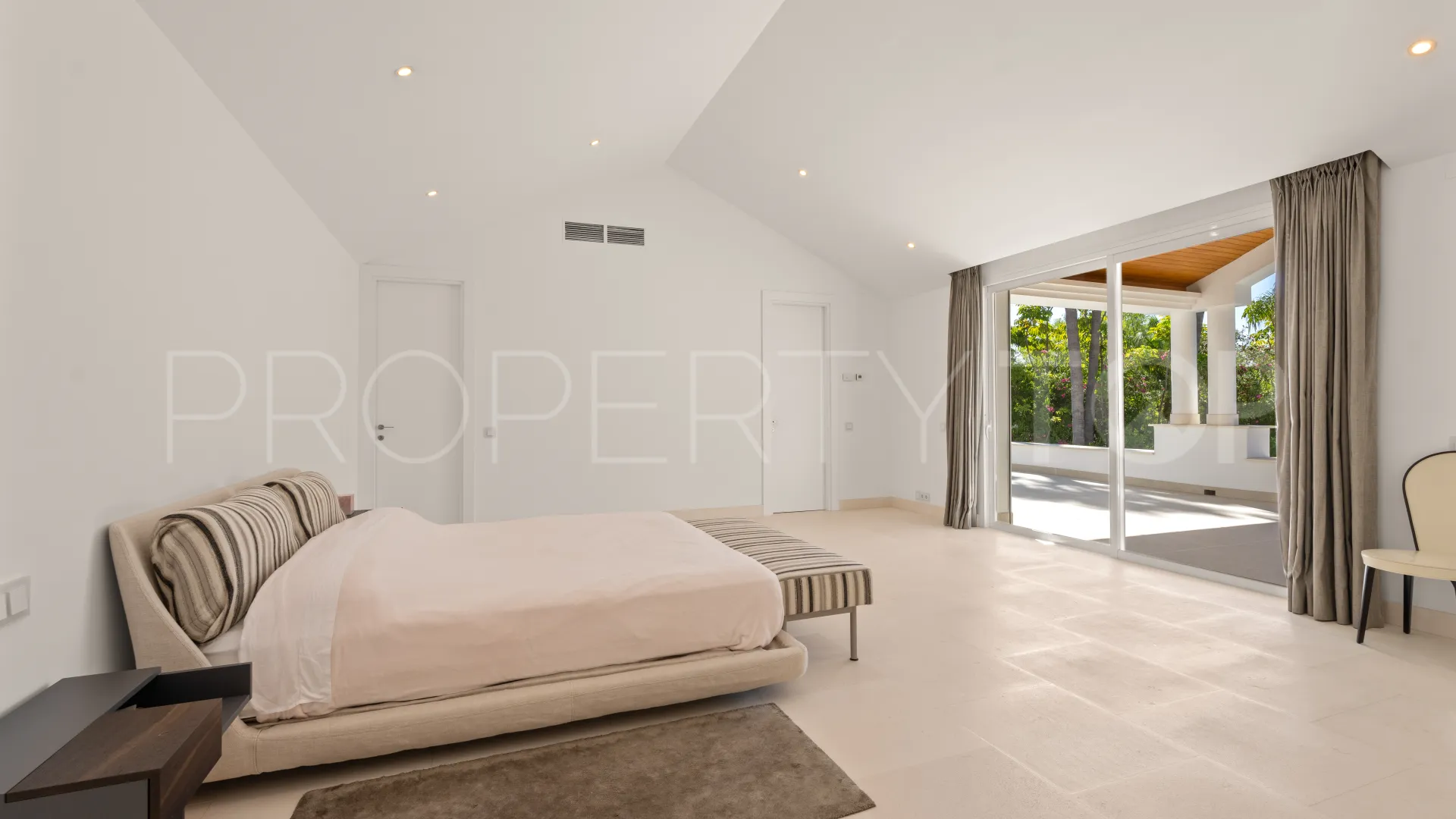Villa with 6 bedrooms for sale in Guadalmina Baja