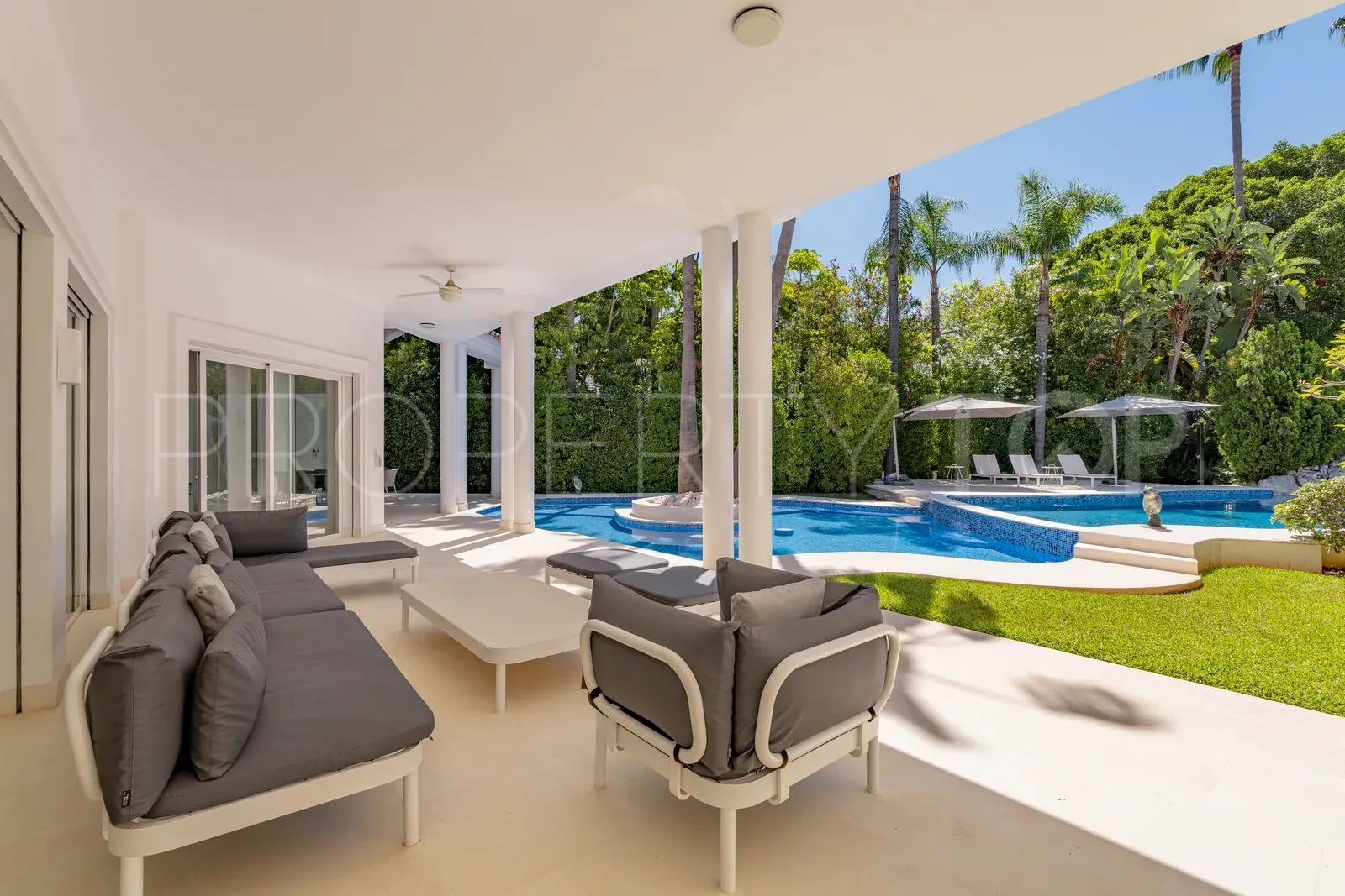 Villa with 6 bedrooms for sale in Guadalmina Baja