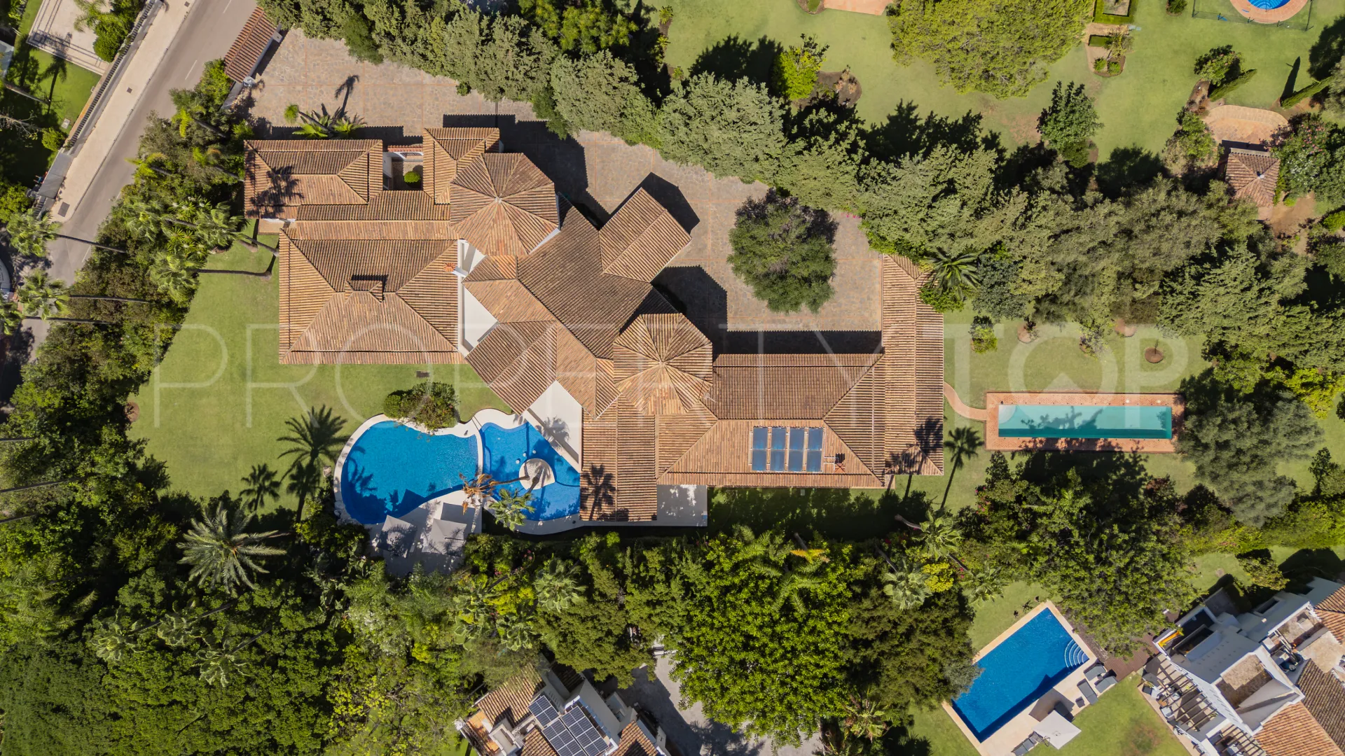 Villa with 6 bedrooms for sale in Guadalmina Baja