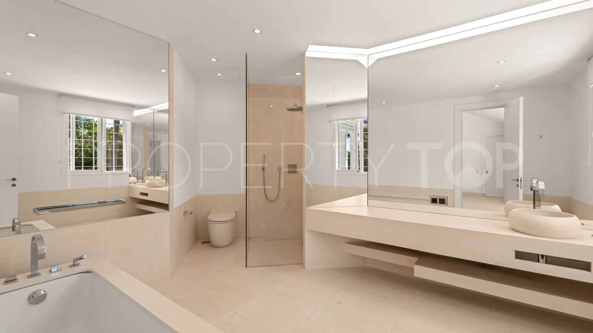 Villa with 6 bedrooms for sale in Guadalmina Baja