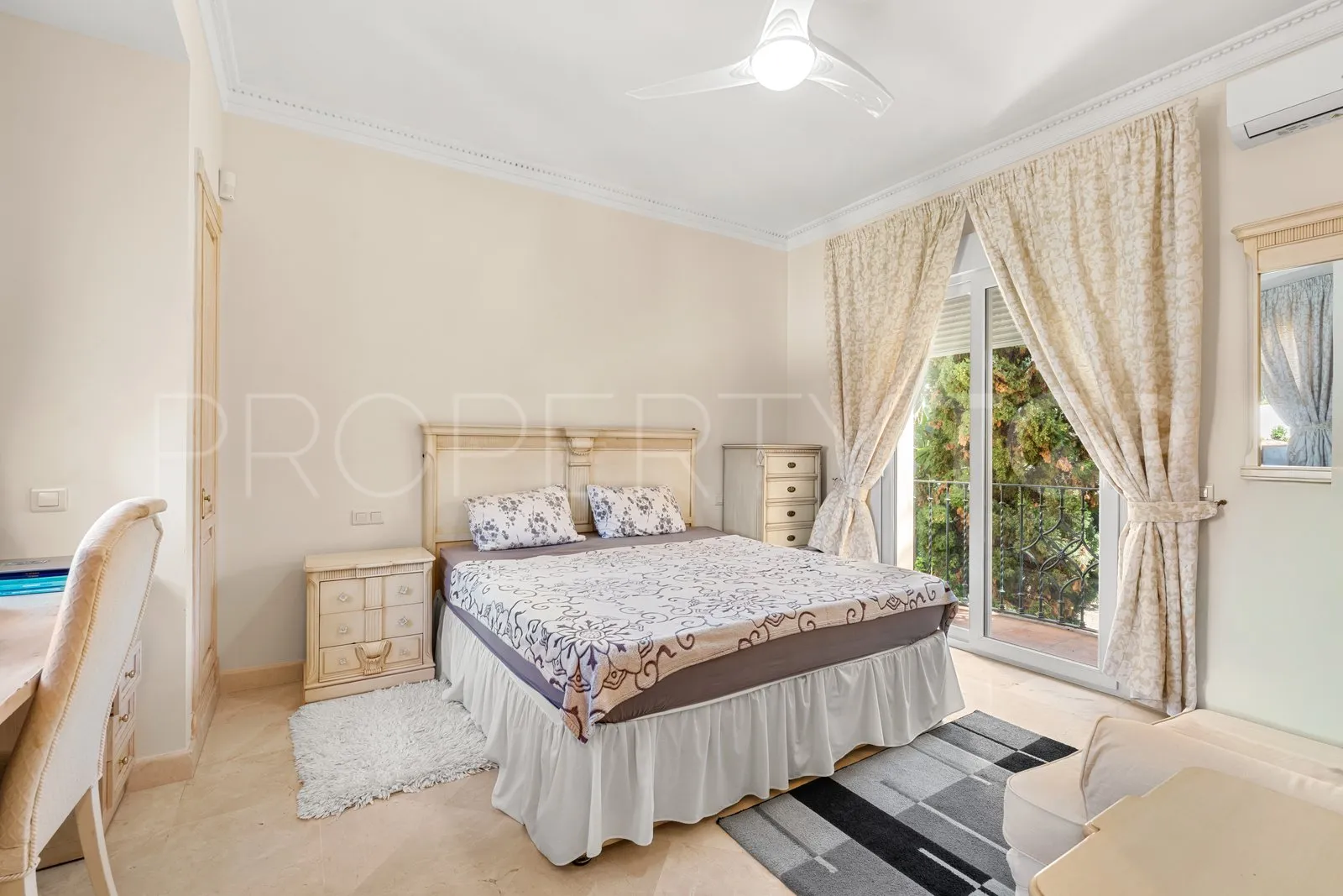 5 bedrooms villa in Las Brisas for sale