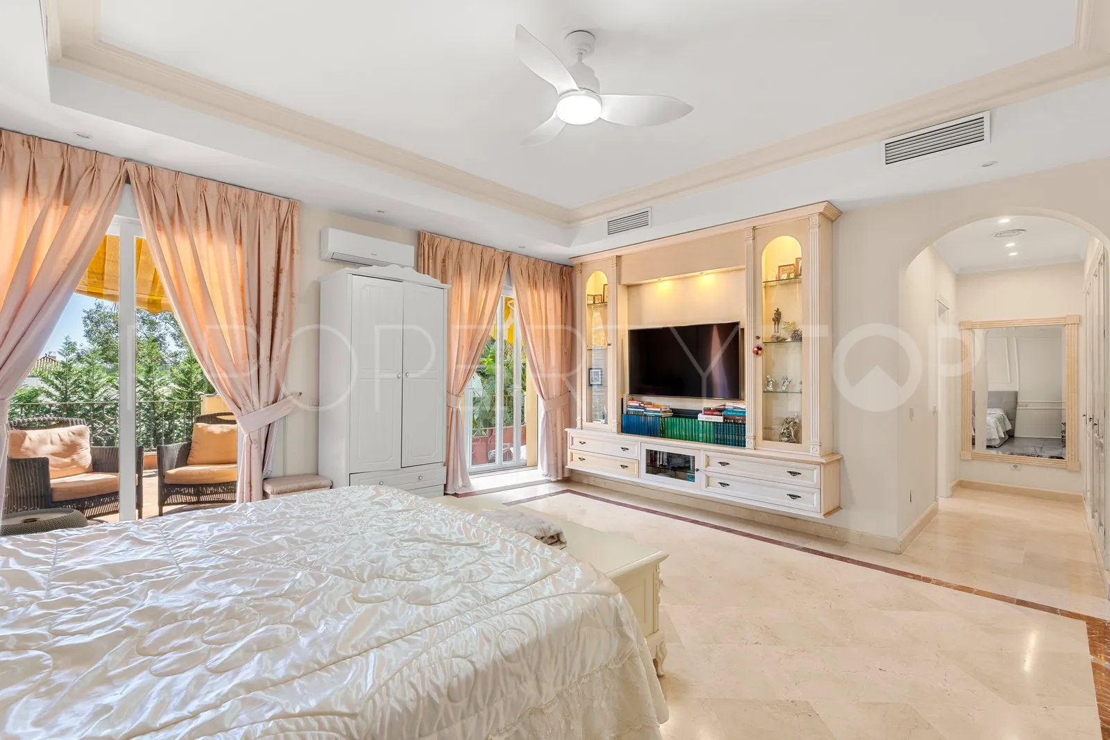 5 bedrooms villa in Las Brisas for sale