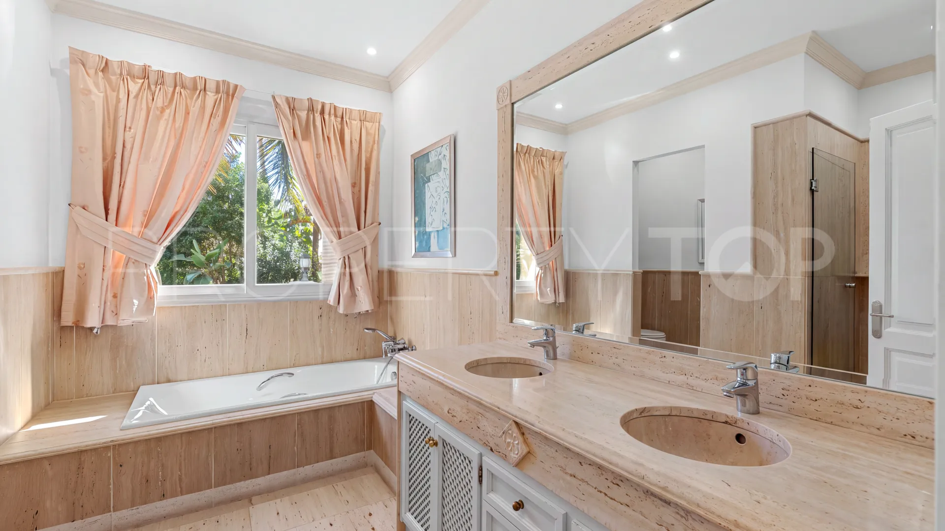 5 bedrooms villa in Las Brisas for sale